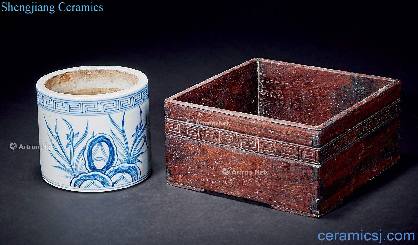 Qing dynasty blue and white incense burner, red box (2)