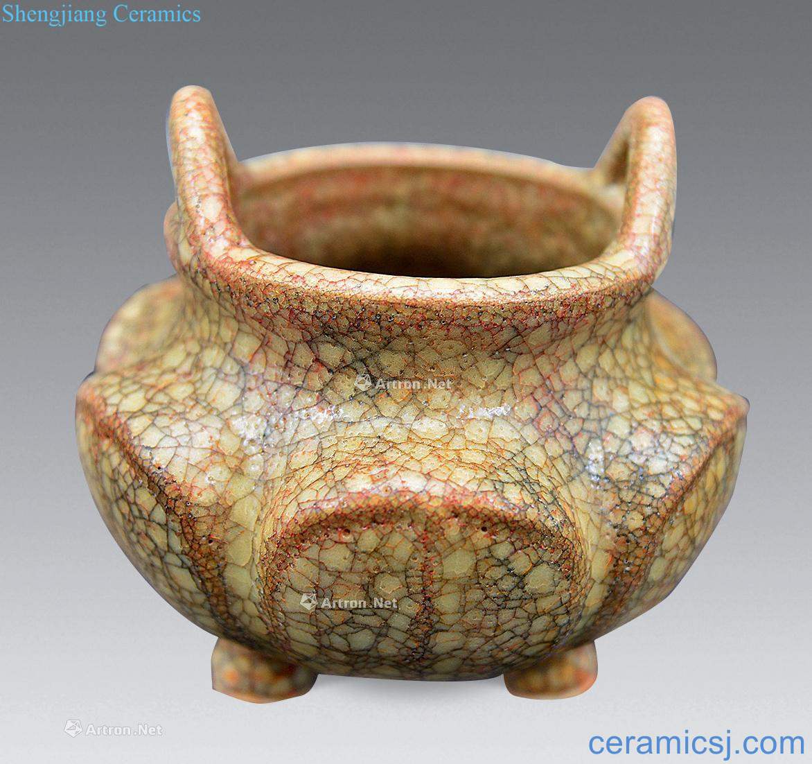 The song dynasty Eye elder brother kiln lotus-shaped furnace with three legs