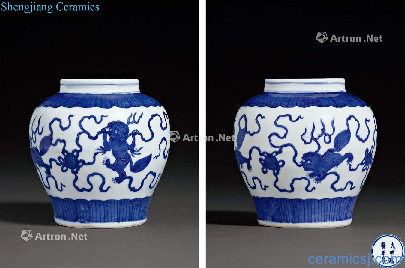 Ming wanli Blue and white figure can of red lion play a ball
