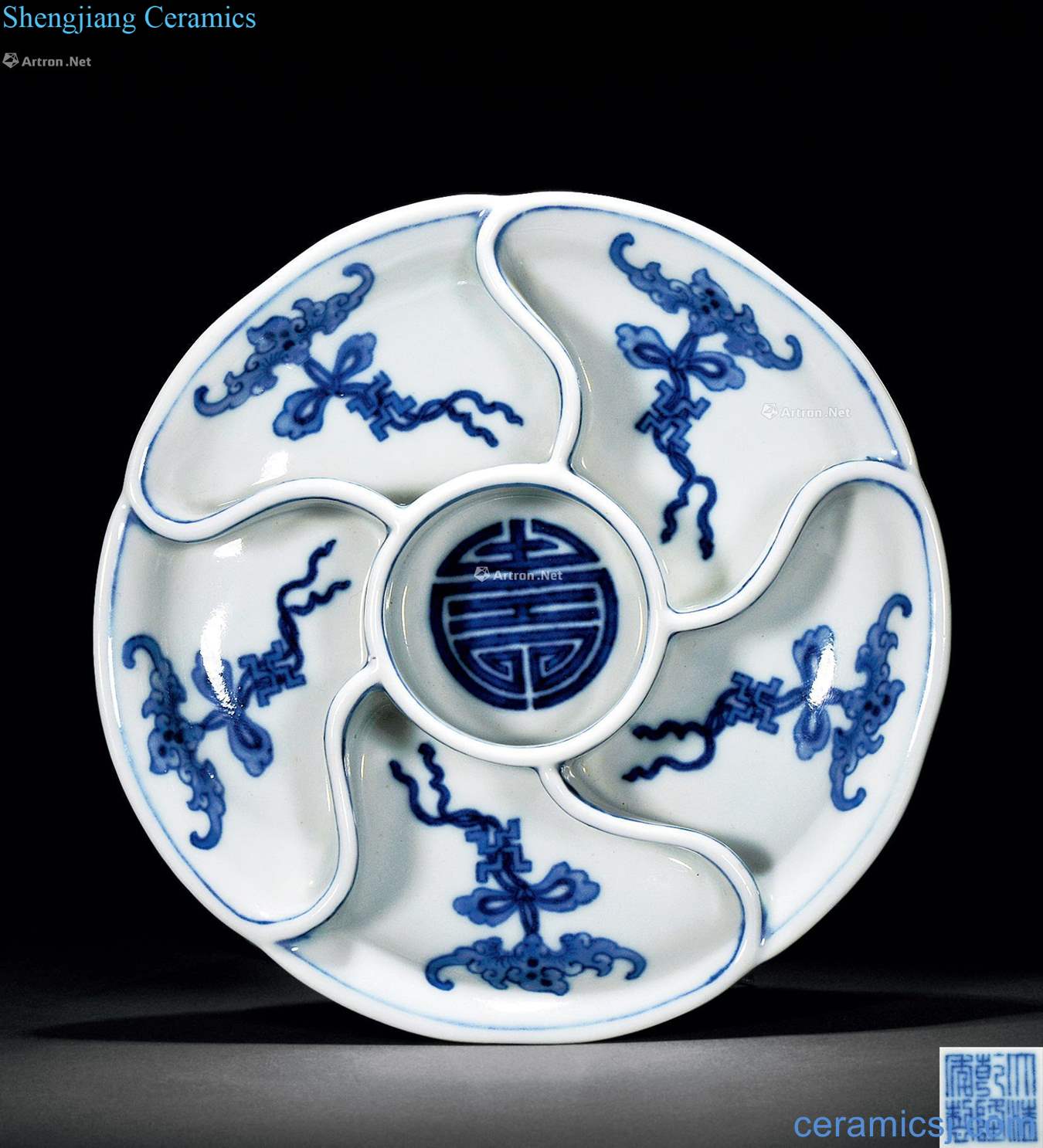 Qing qianlong blue and white "hold wufu (bats) shou" grain fruit tray
