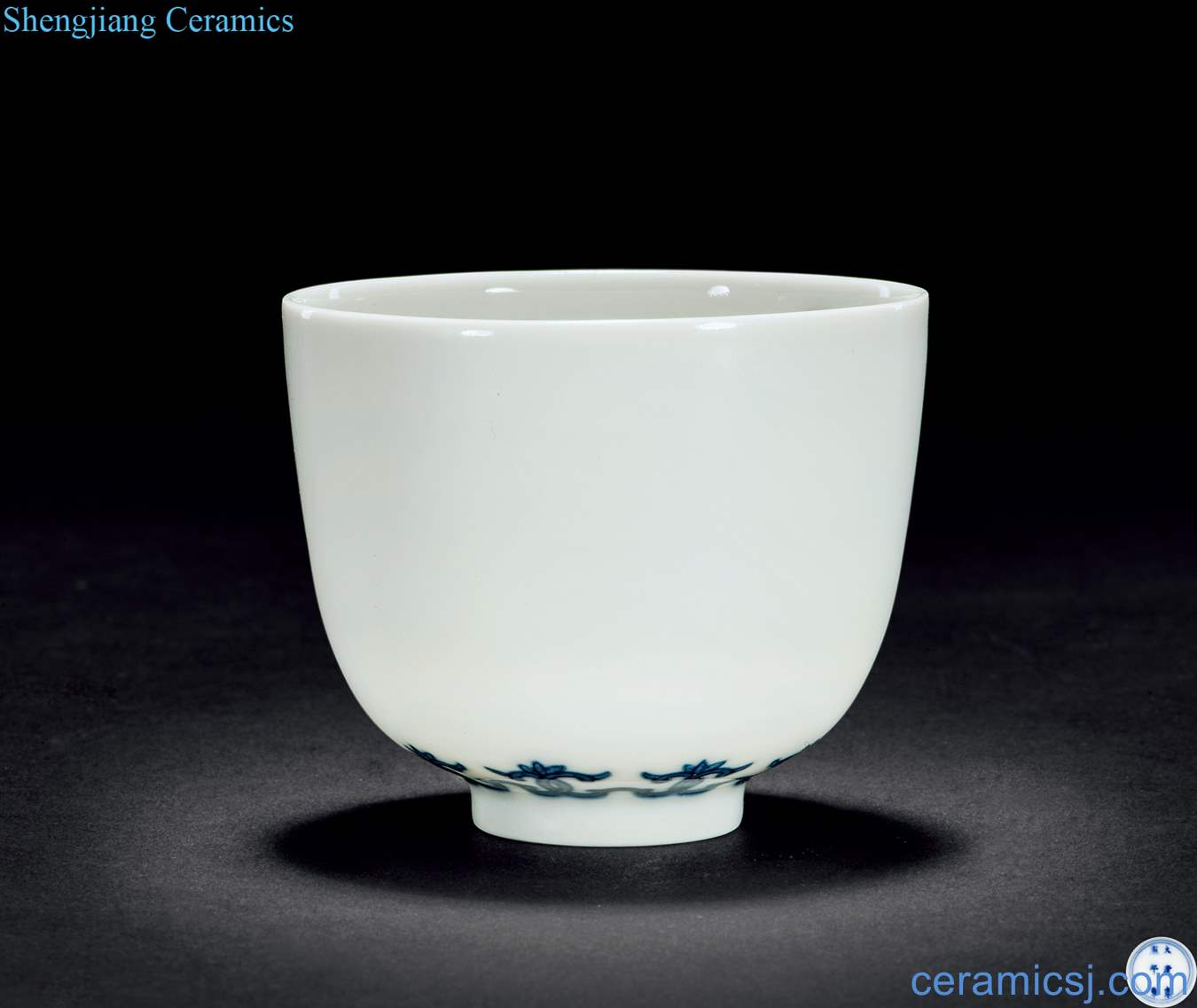 The qing emperor kangxi porcelain consistent set of small flowers