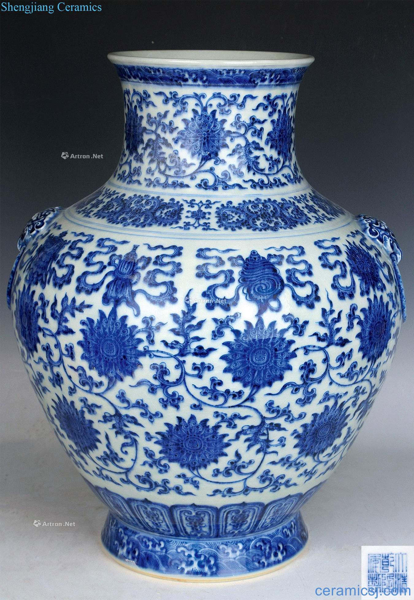 Qing qianlong Blue and white tie up in a big shop first to any lotus flower