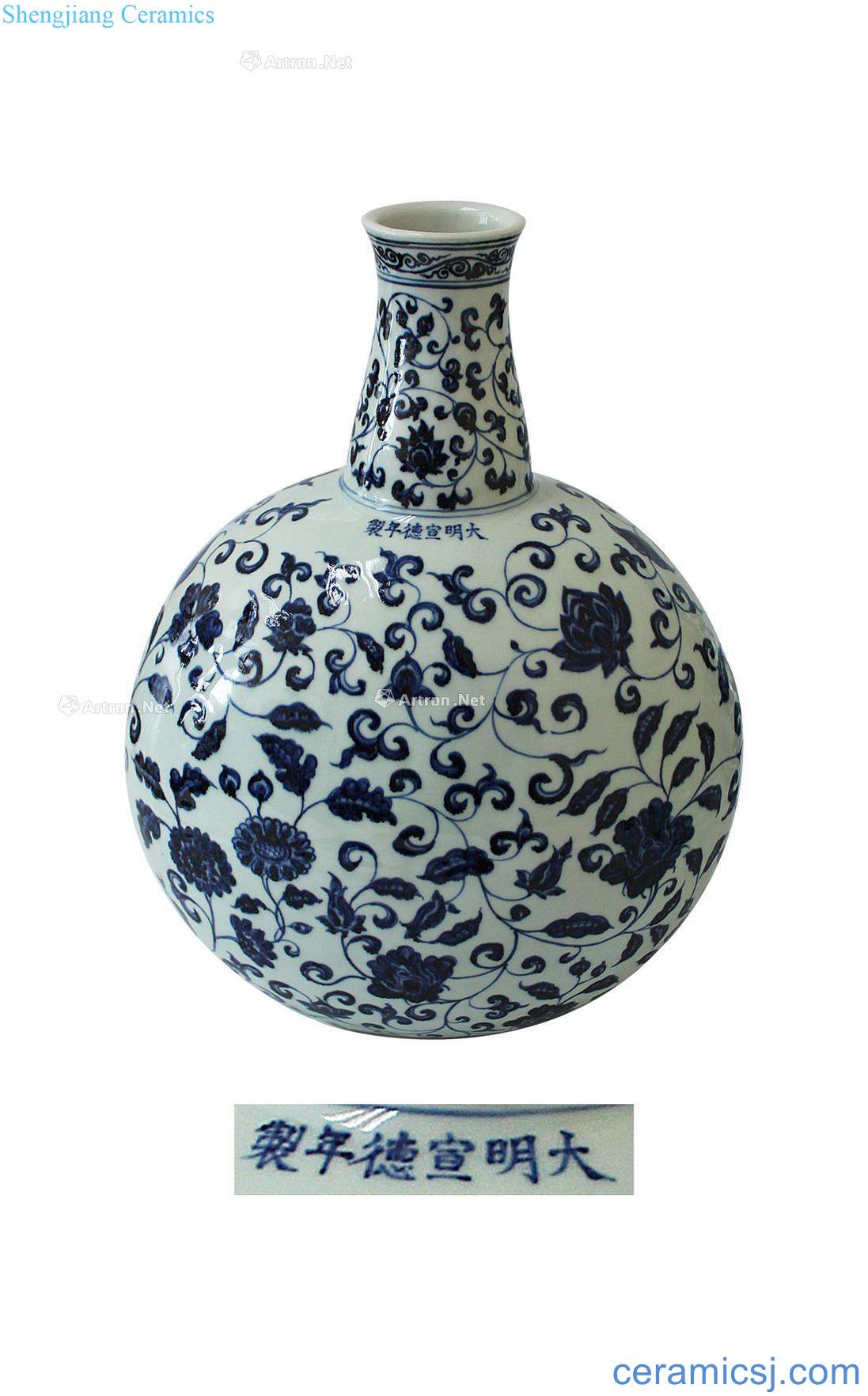Blue and white flower grain flat pot (a)