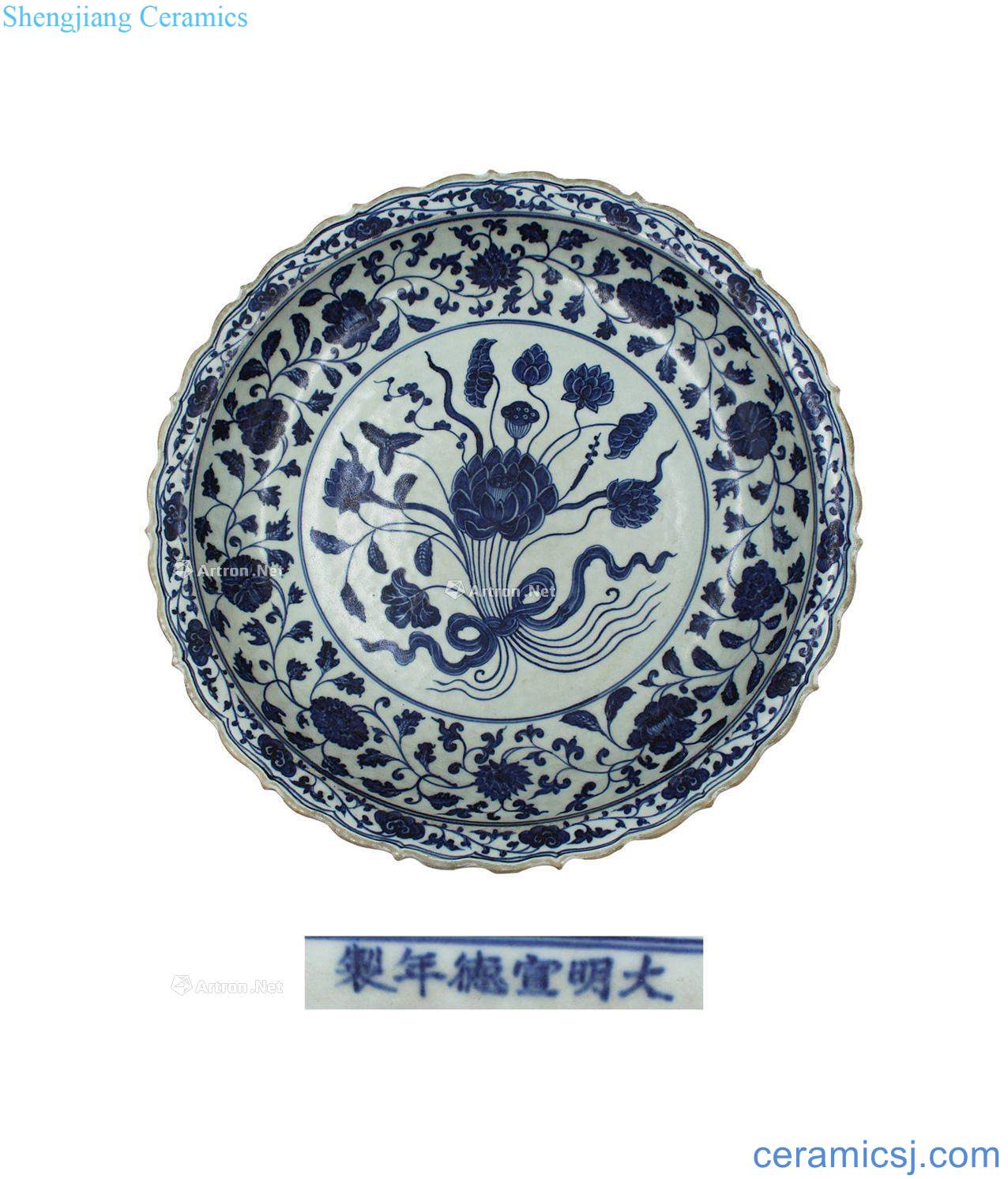 The blue and white lotus fold along the plate (a)