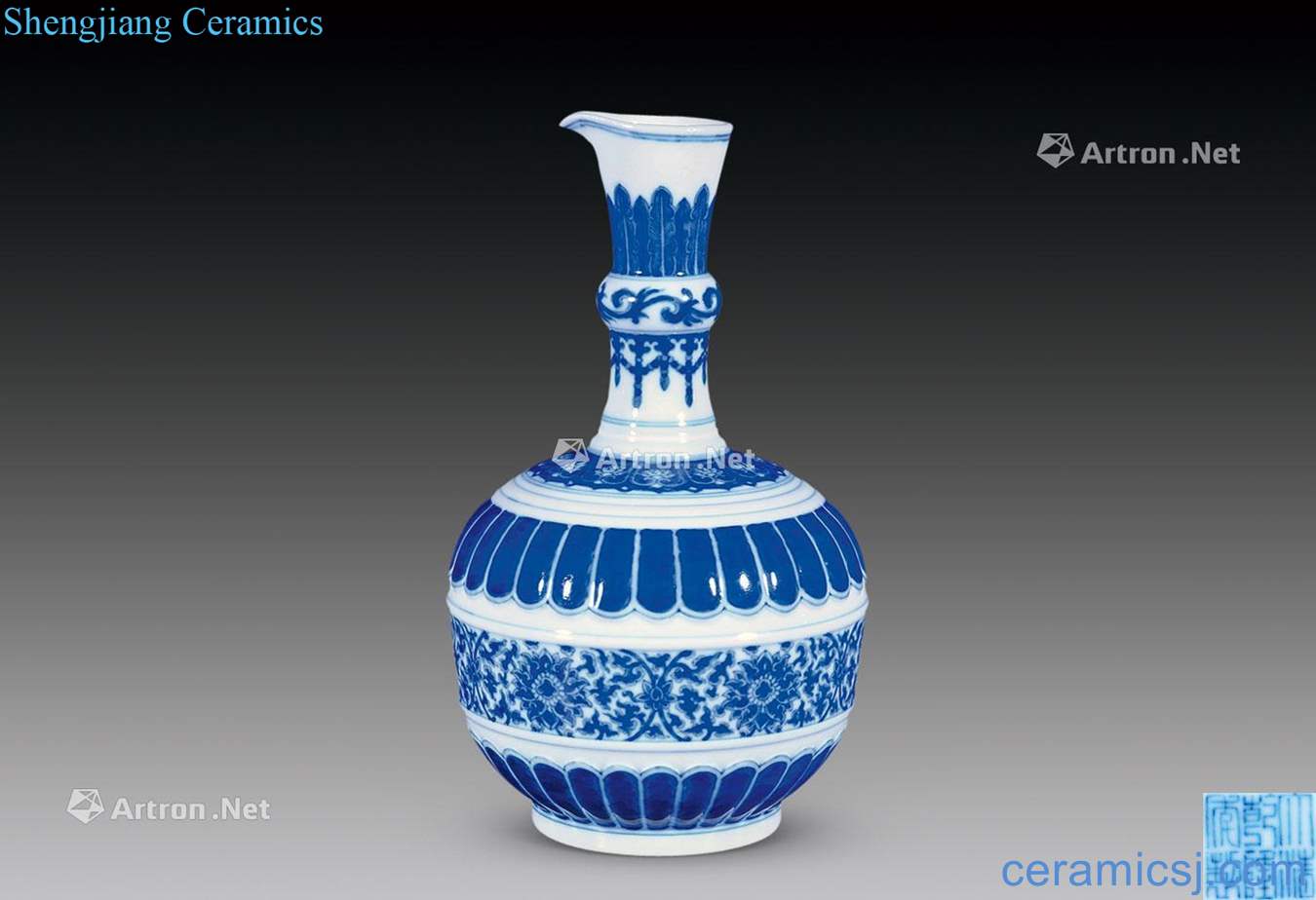 Qing qianlong Blue and white grain flower watering the flowers