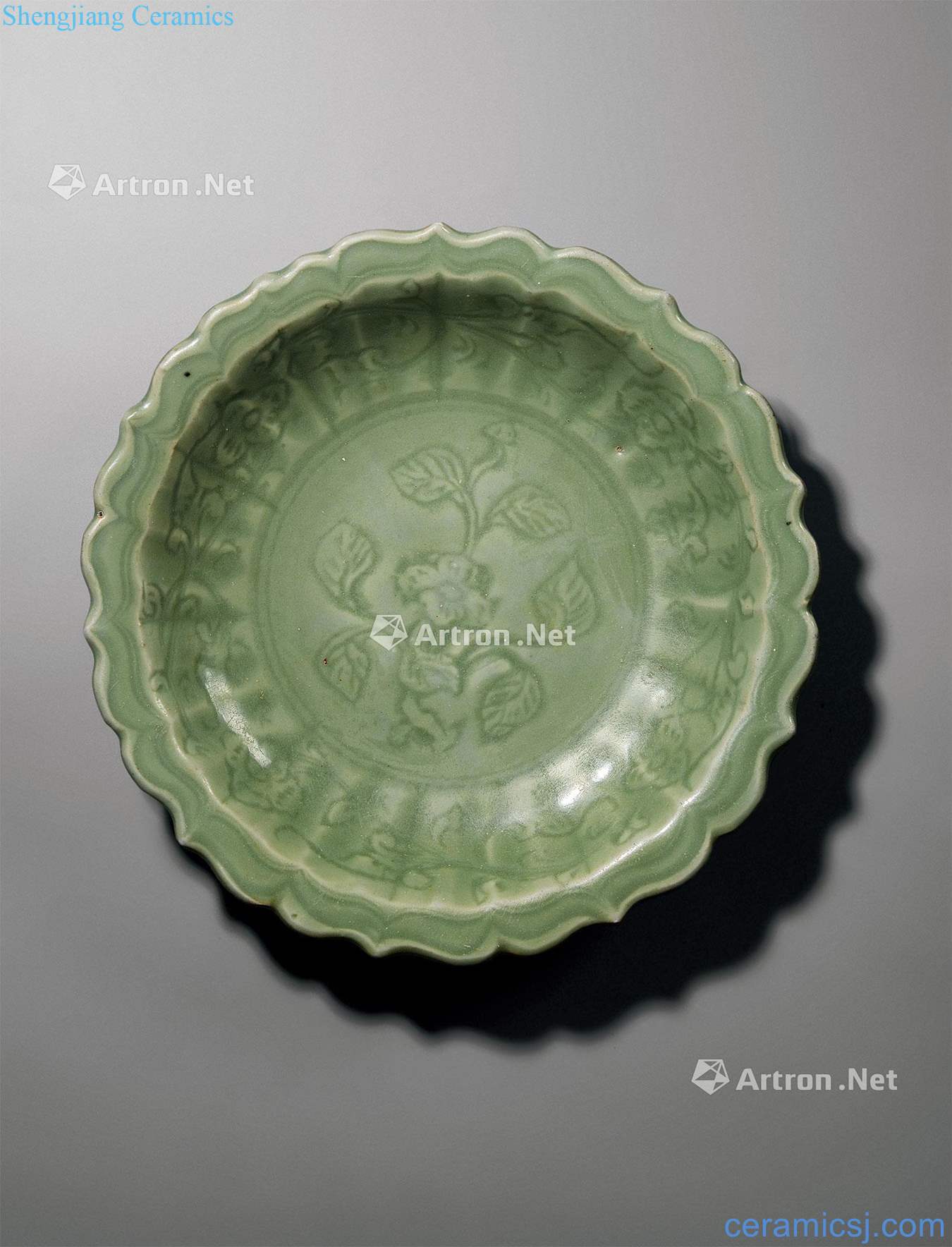 Ming Longquan celadon green glaze hand-cut ling mouth tray