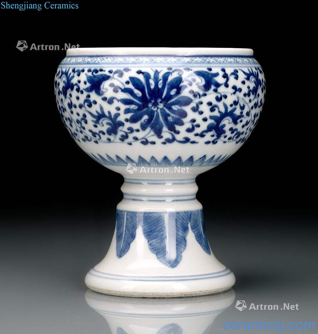 Qing dynasty in the 19th century Volume under glaze blue and white lotus flower grain footed bowl