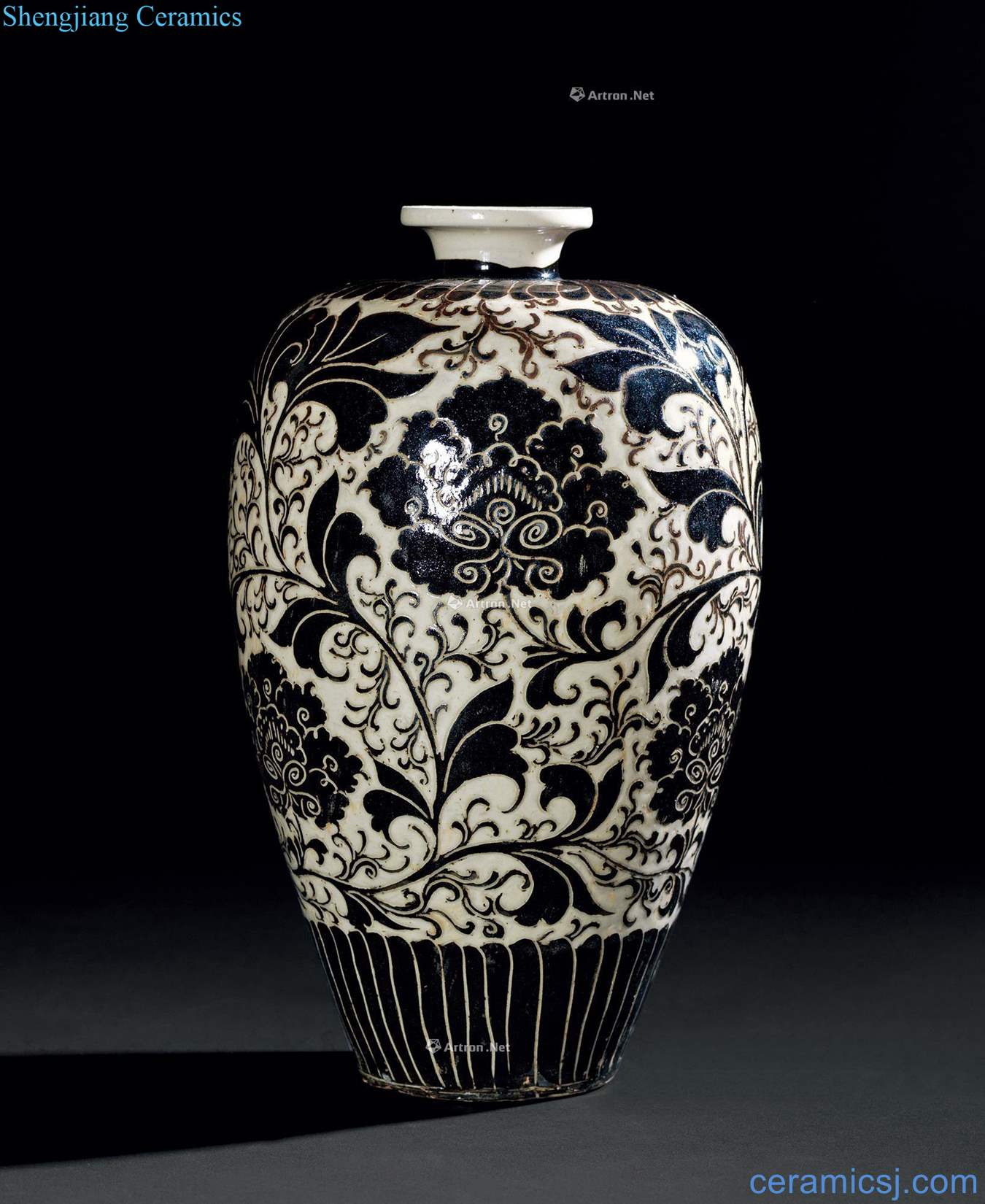 yuan Cizhou kiln is water carved flower plum bottle