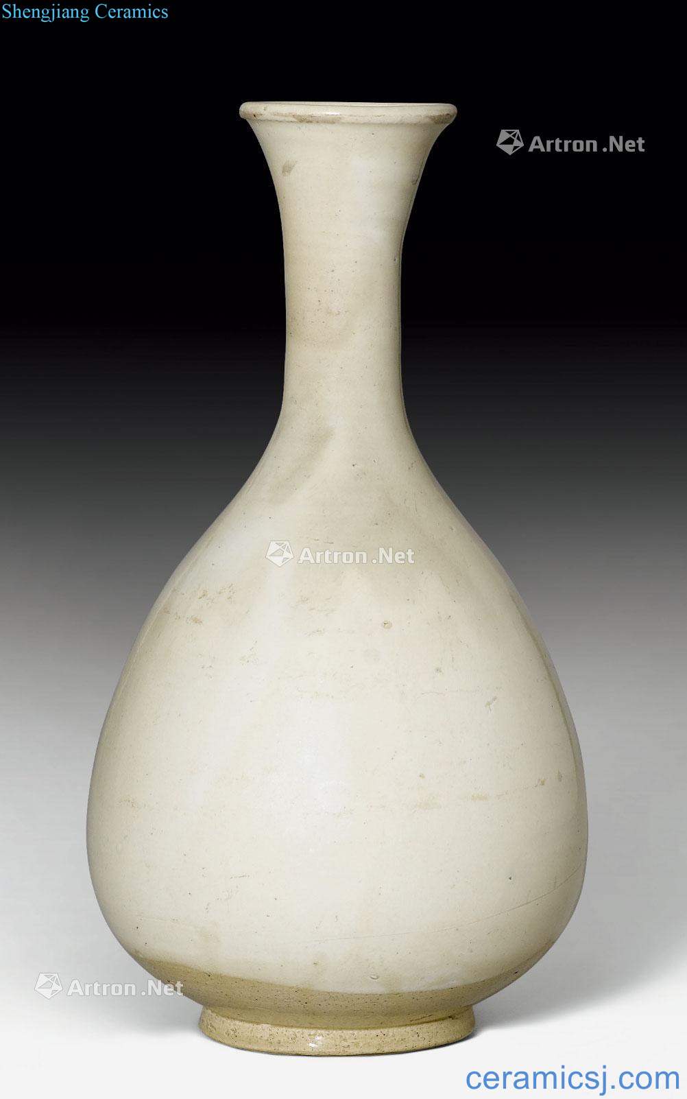 Song dynasty A WHITE GLAZED CIZHOU CERAMIC VASE (YUHUCHUN - PING).