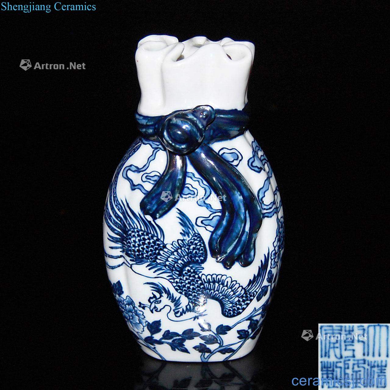 Qing qianlong Blue and white phoenix peony band robe Fu bottles