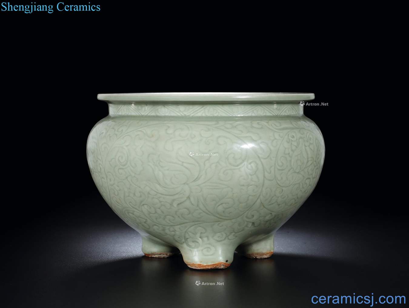 The early Ming dynasty longquan celadon dark carved lotus flower grain furnace with three legs