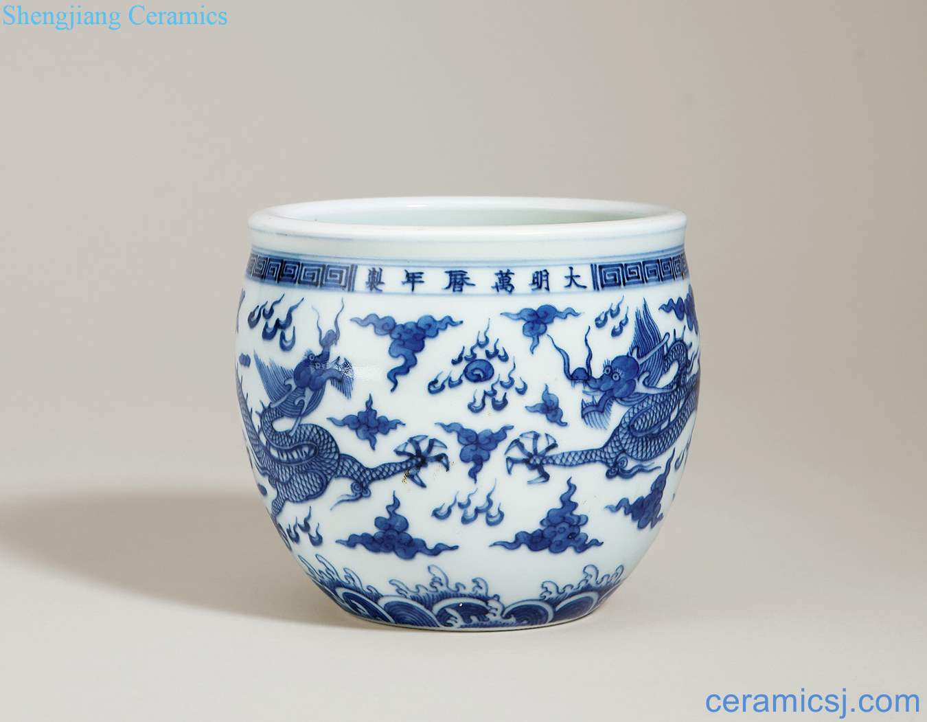 In late qing dynasty Blue and white dragon small cylinder