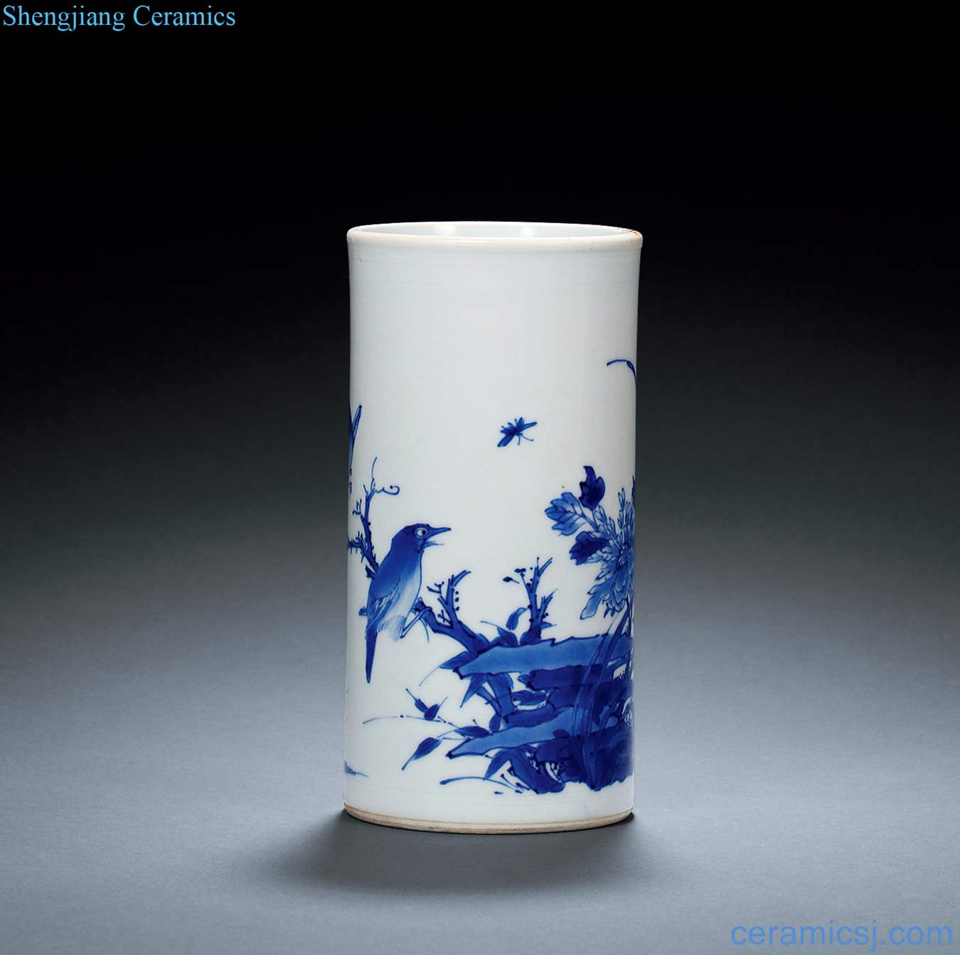 The late Ming dynasty Blue and white flower pen container