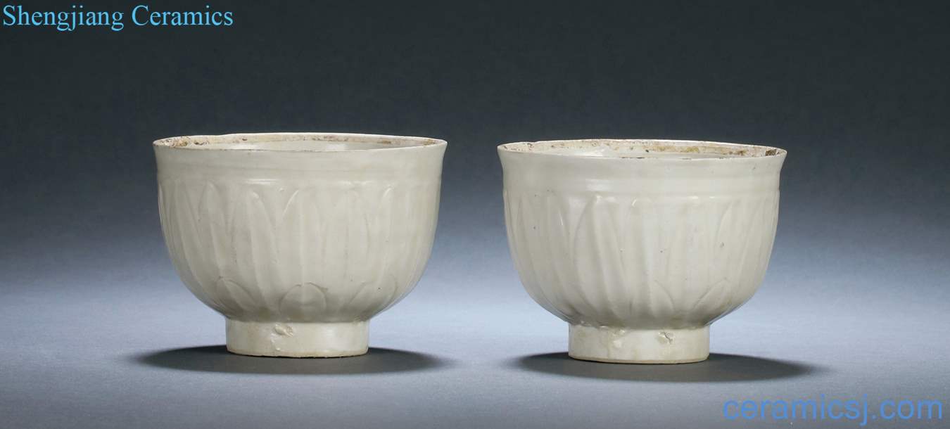 yuan Small bowl of kiln carved lotus pattern (a)