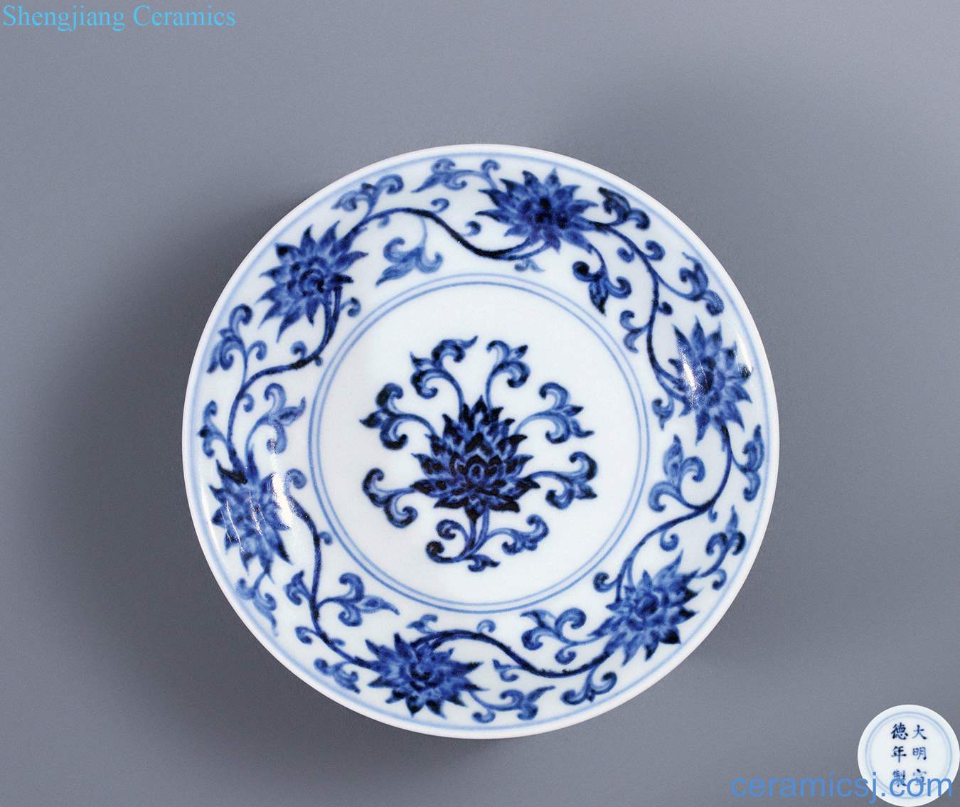 In the early qing Blue and white lotus flower disc
