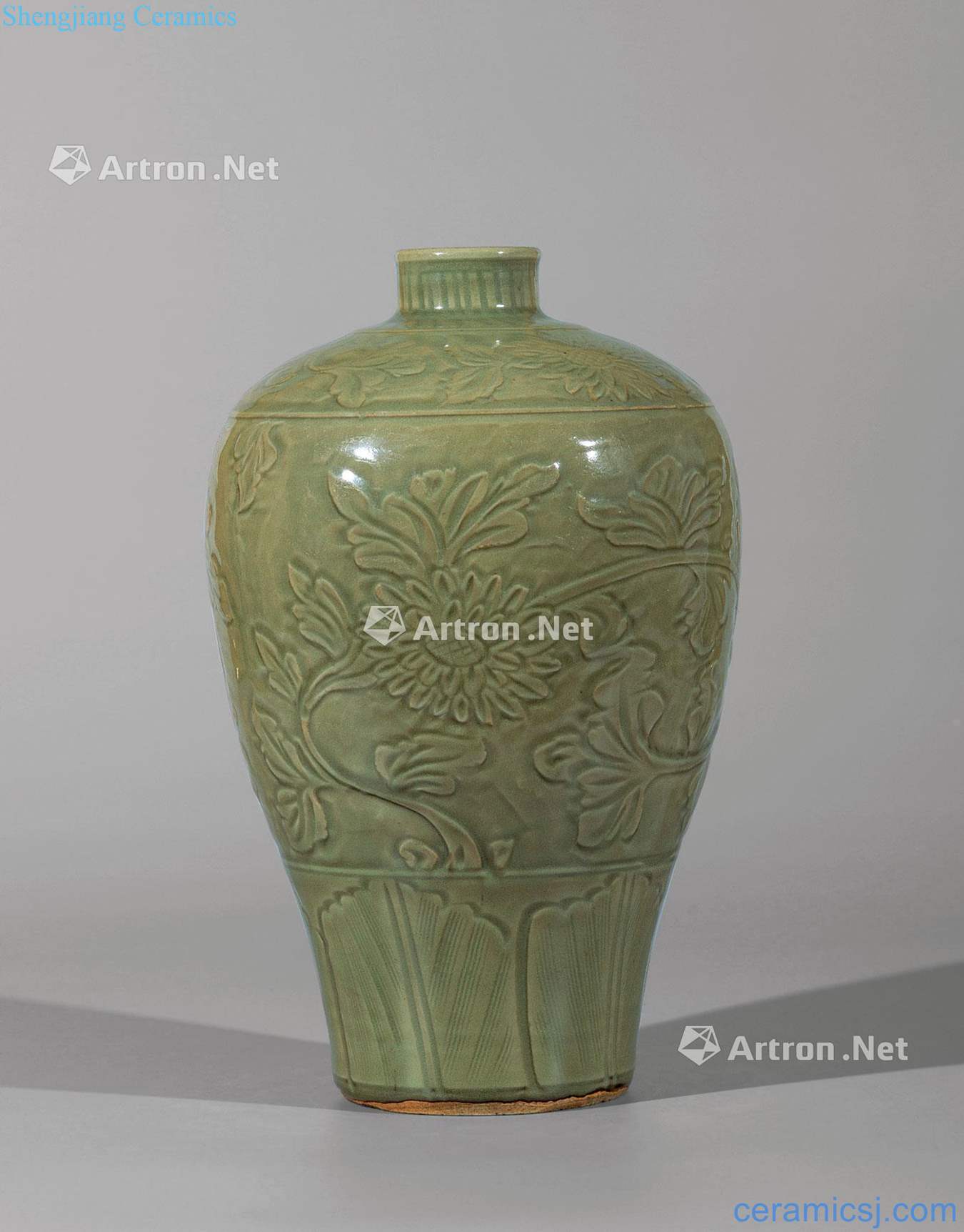 Ming Longquan celadon green glaze branch chrysanthemum grain mei bottle