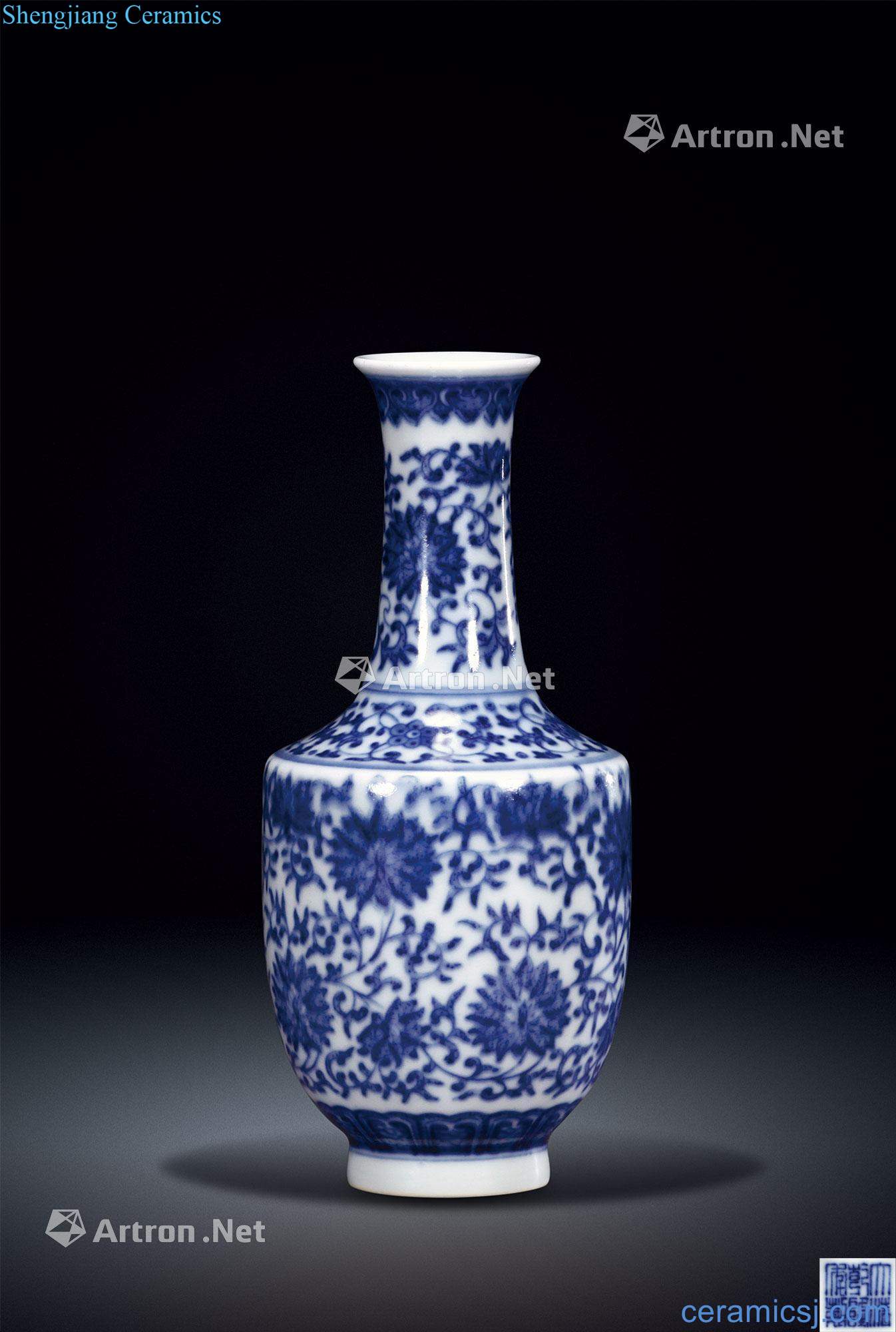 Qing qianlong Blue and white branch flowers lines the flask