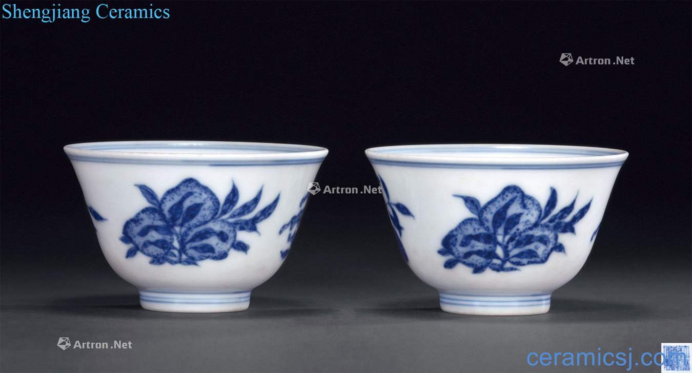 Qing qianlong Blue and white sanduo grain cup (a)