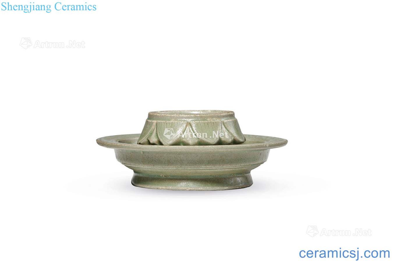 In the northern song dynasty kiln green glaze lotus lamp