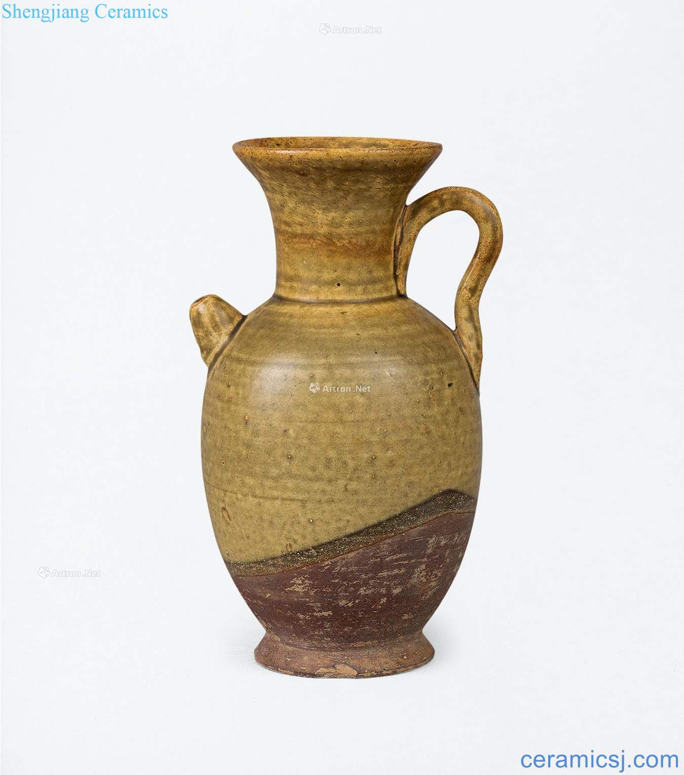 The tang dynasty Yellow glaze ewer