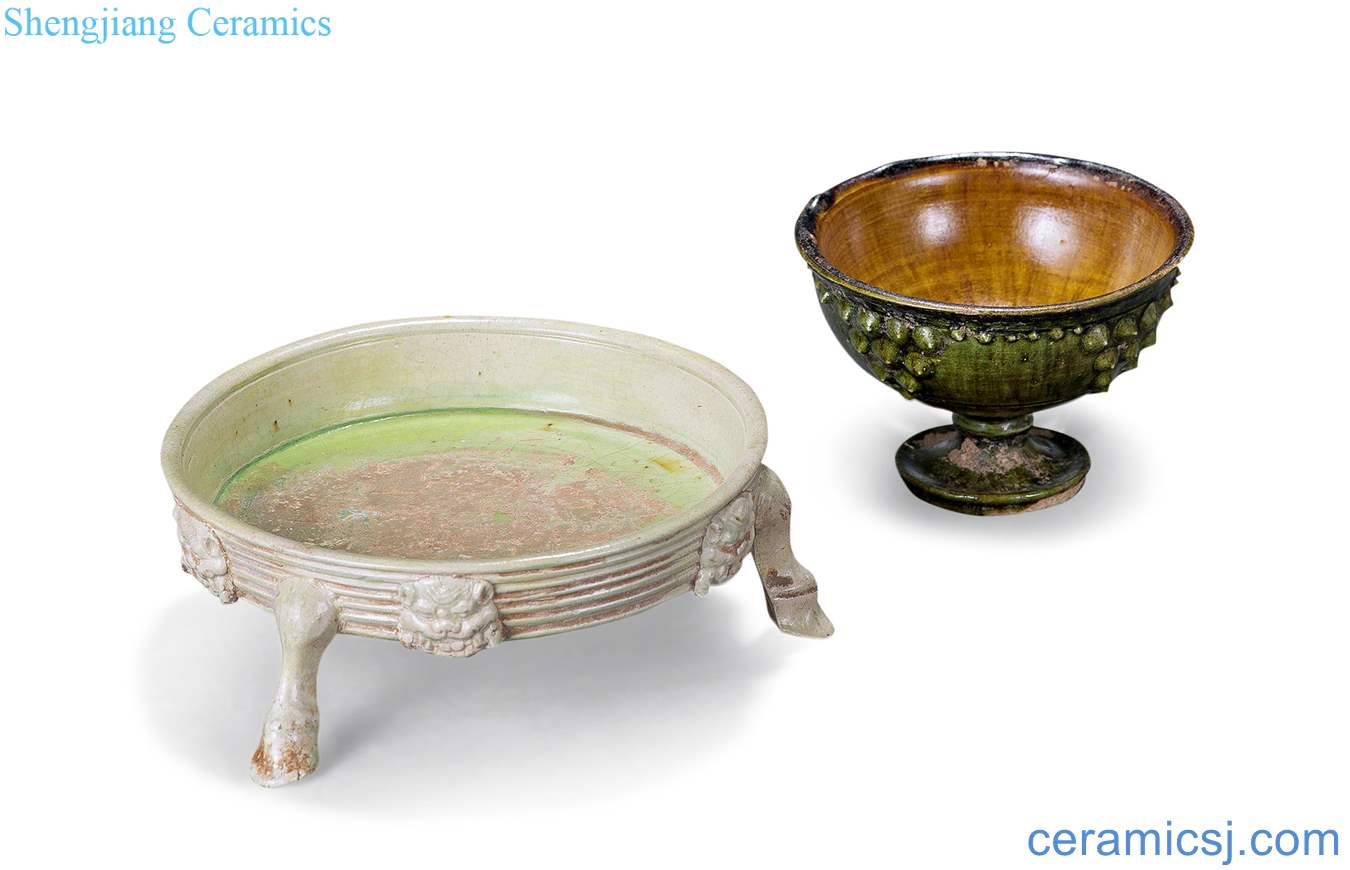The tang dynasty Green glaze plate and three-color footed cup with three legs