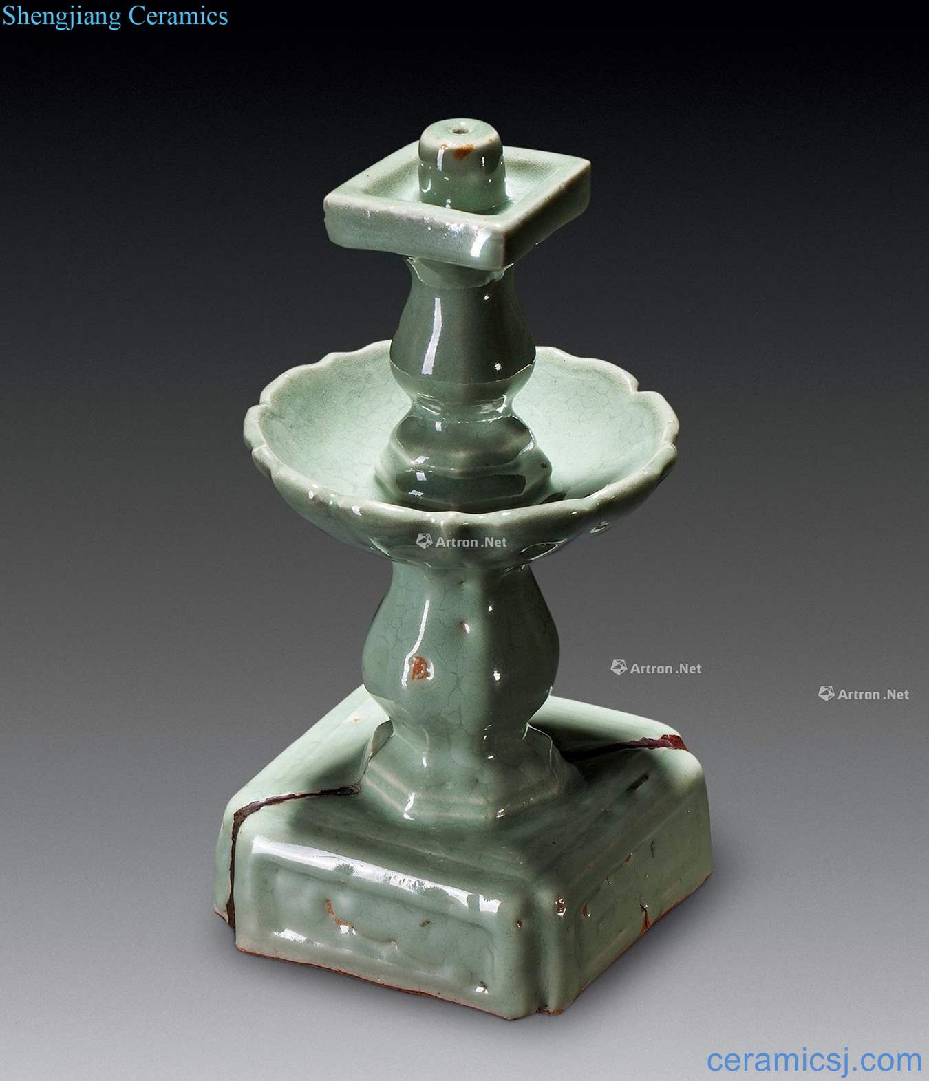 At the end of the yuan Ming Longquan celadon candlestick