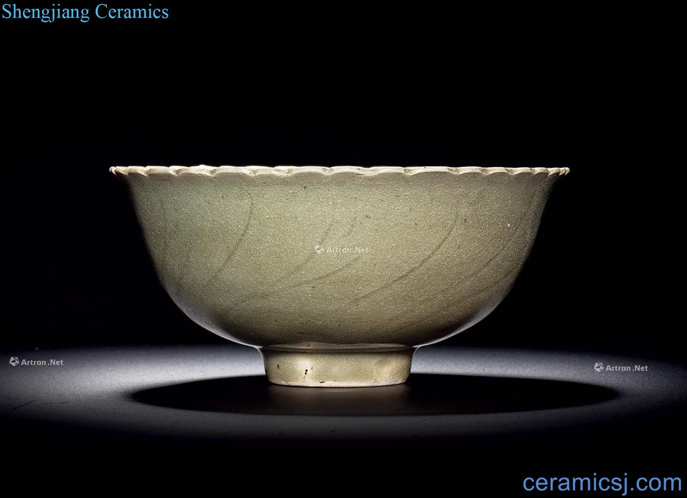 The song dynasty Longquan celadon flower bowl