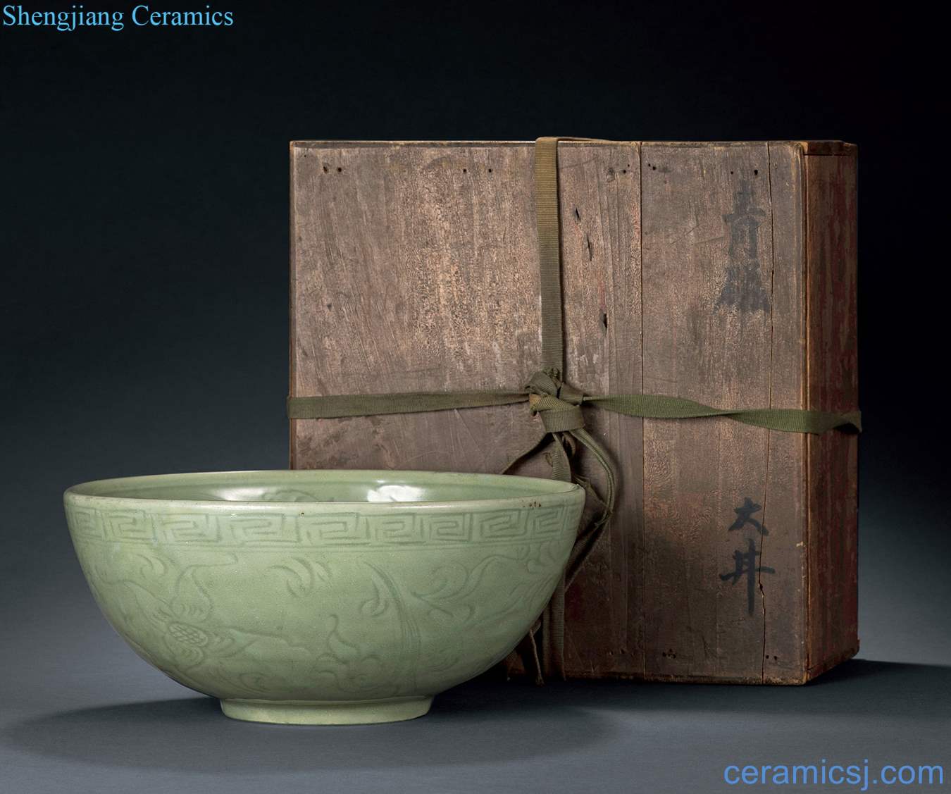 Ming hongwu Longquan celadon carved flowers green-splashed bowls