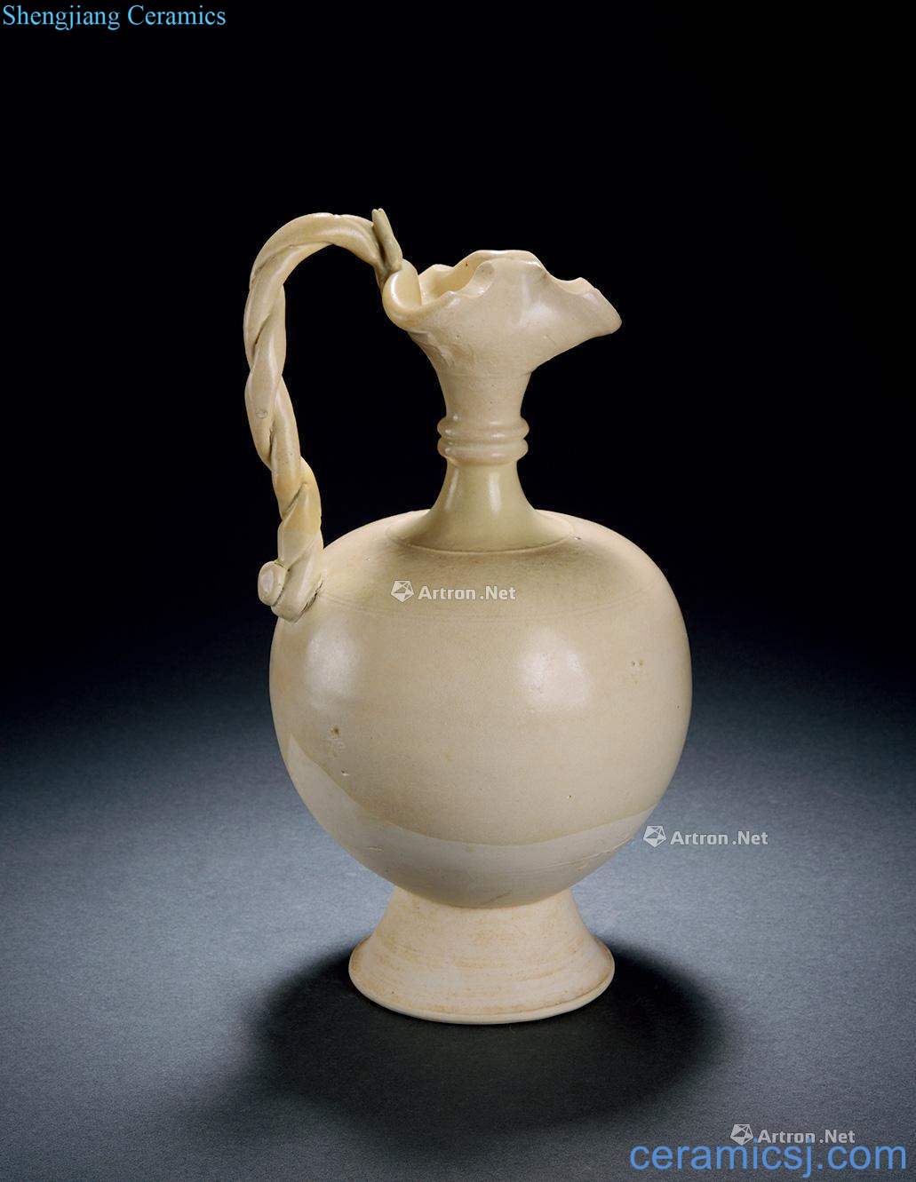 The tang dynasty White glazed string lines ewer