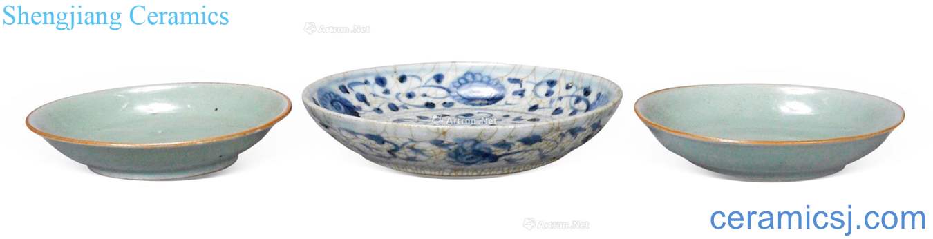 Qing yongzheng, Ming Pea green glaze disc two blue plate