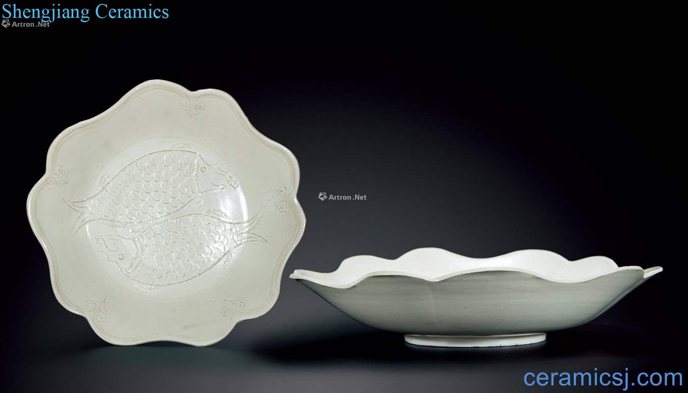 Song dynasty kiln carve ACTS the role of double Capricorn water-wave mouth tray