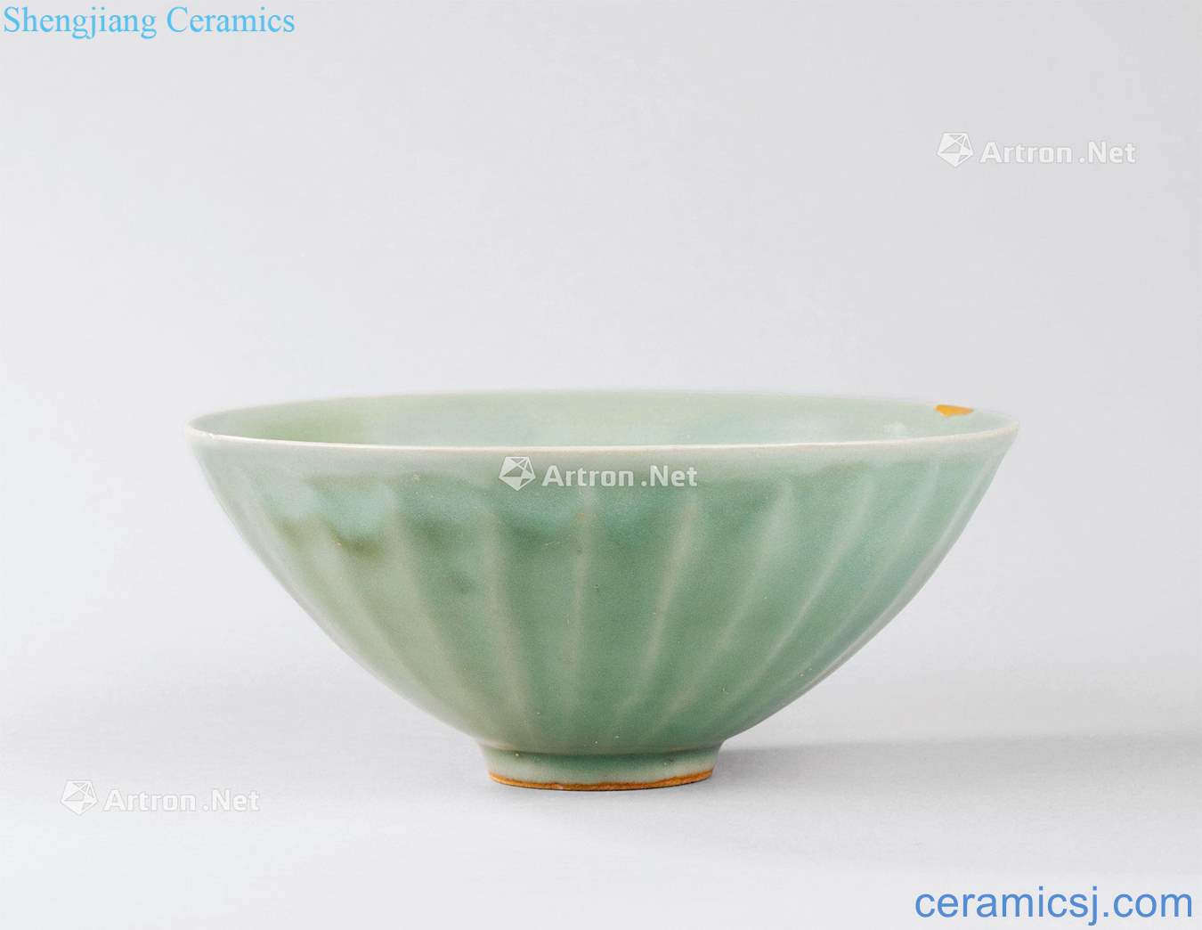 The song dynasty (960-1279), longquan celadon celadon lotus-shaped bowl