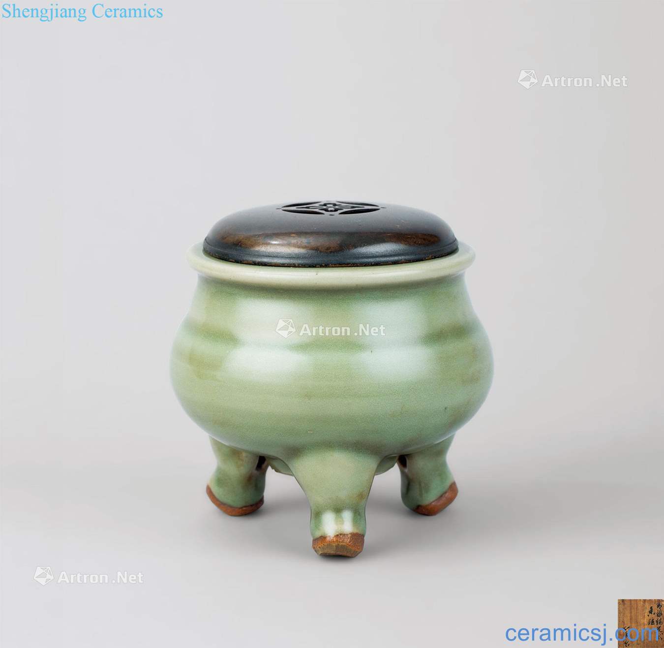 In the Ming dynasty (1368-1644), longquan celadon celadon three-legged incense burner