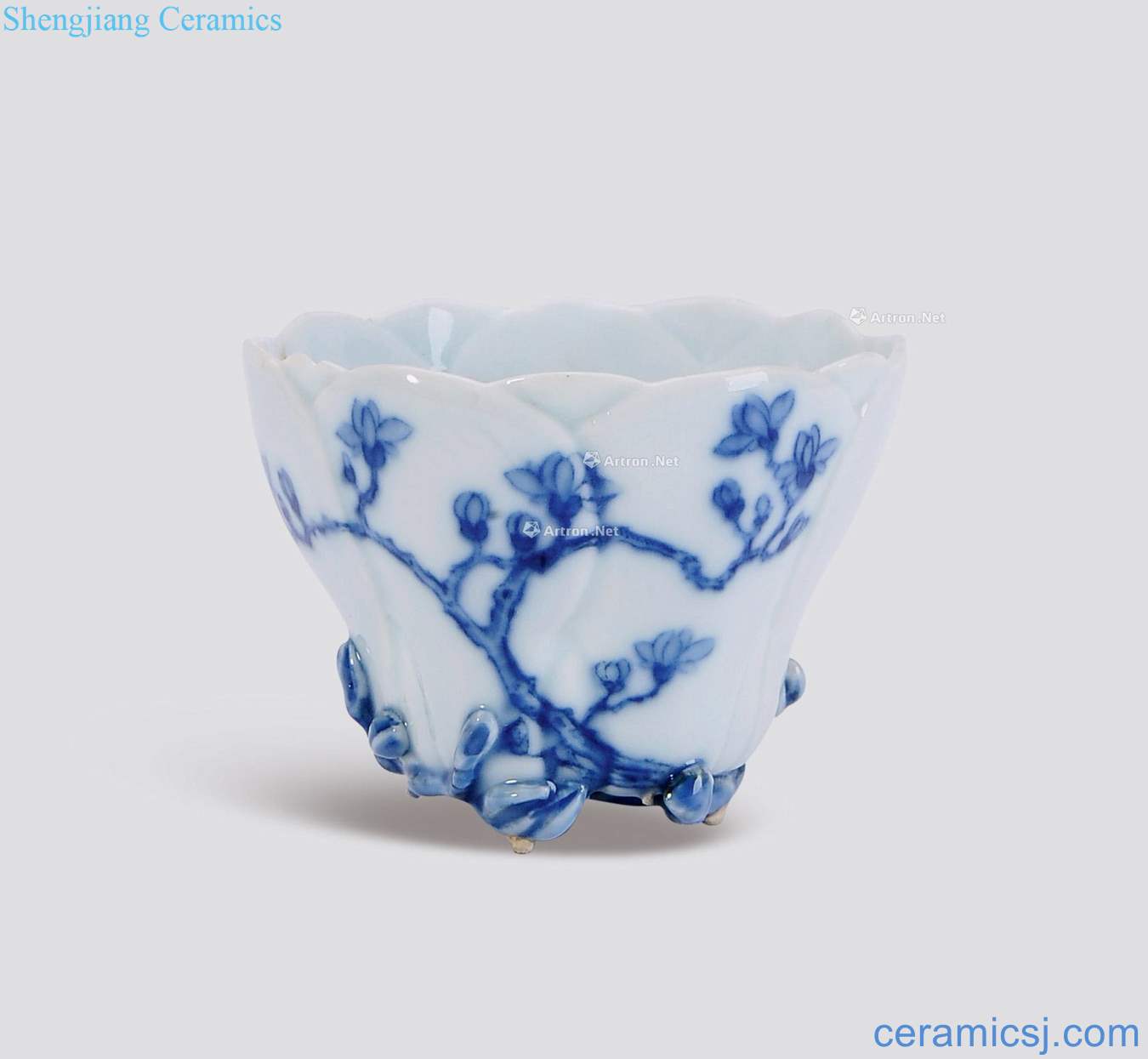 Qing dynasty in the 18th century porcelain figure flower-shaped cup "CV 18 riches and honour"
