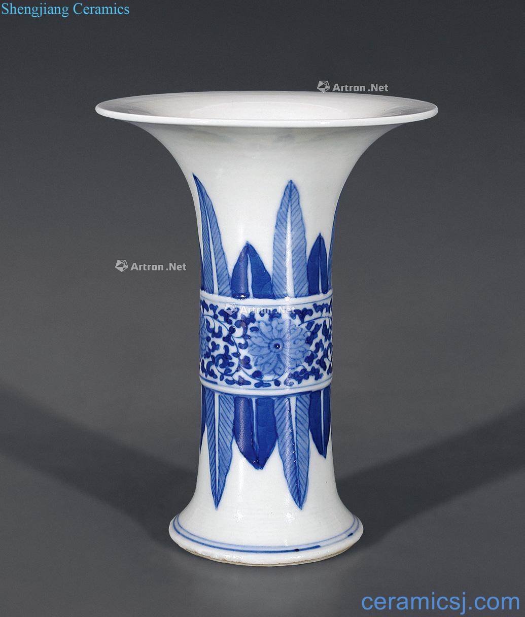Qing dynasty blue and white lines flower vase with flowers