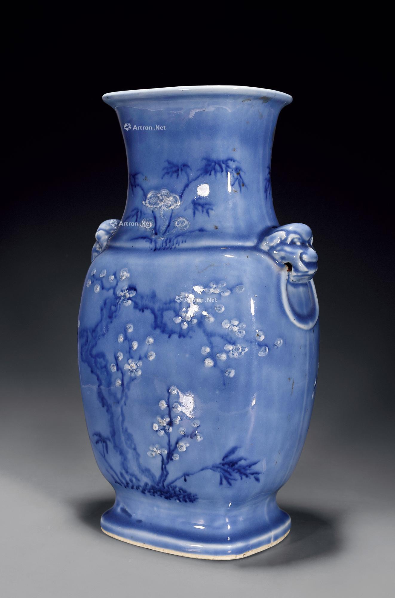 Qing qianlong blue vase with a blue and white flower grain white lion