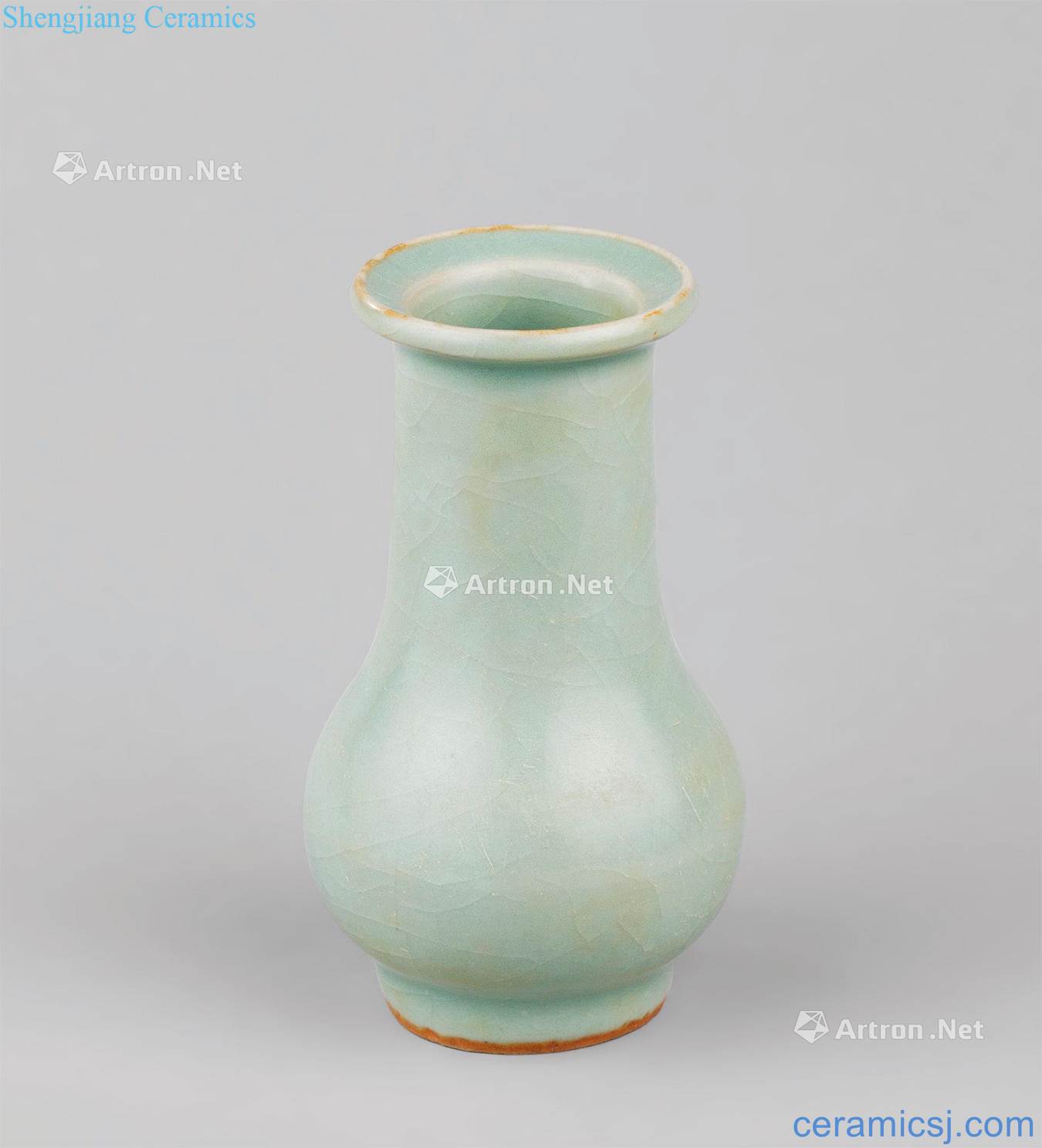The song dynasty (960-1279), longquan celadon celadon small bottle
