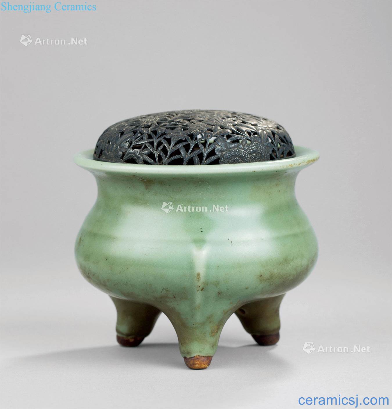 The southern song dynasty (1127-1279), longquan celadon celadon three-legged incense burner