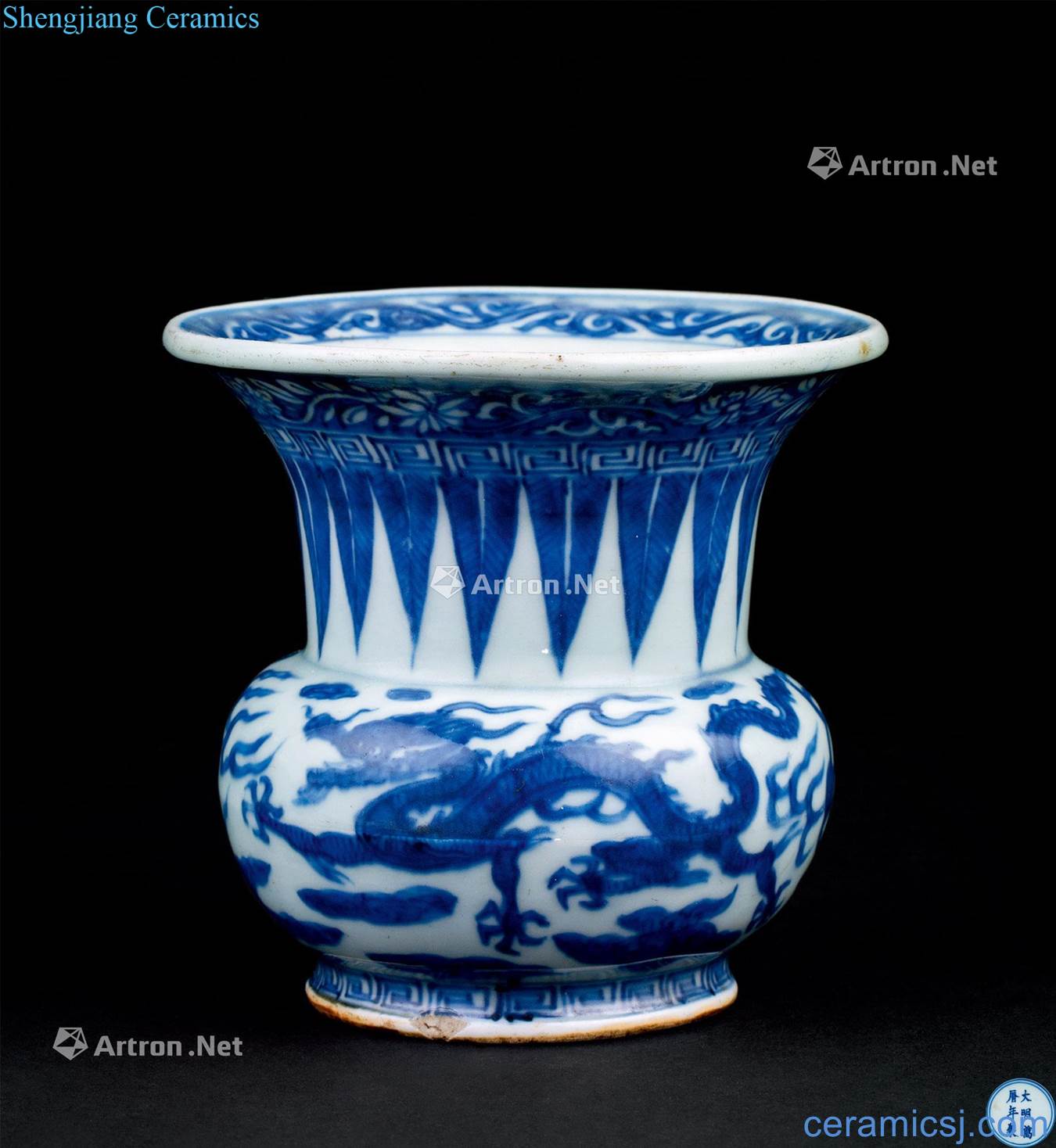 In the Ming dynasty (1368-1644) blue and white double dragon grain slag bucket