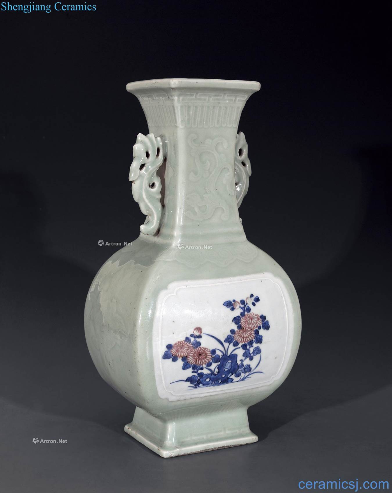 Qing qianlong pea green glaze medallion blue-and-white youligong flower grain bottle