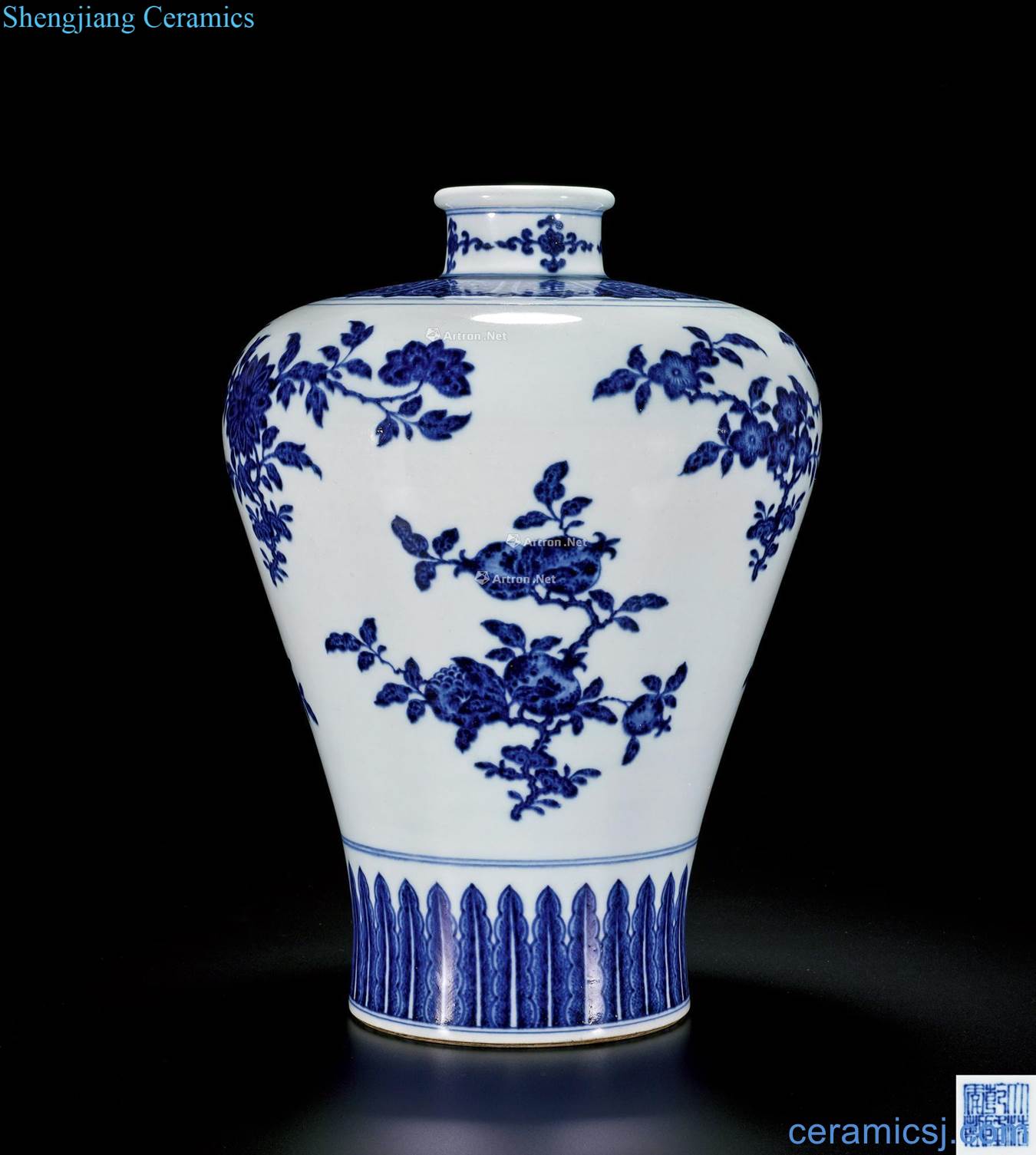 Qing qianlong Blue and white ruffled branch flowers and grain mei bottle