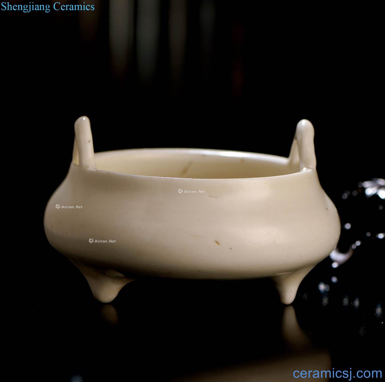 In the late Ming dehua white porcelain to the ear furnace with three legs
