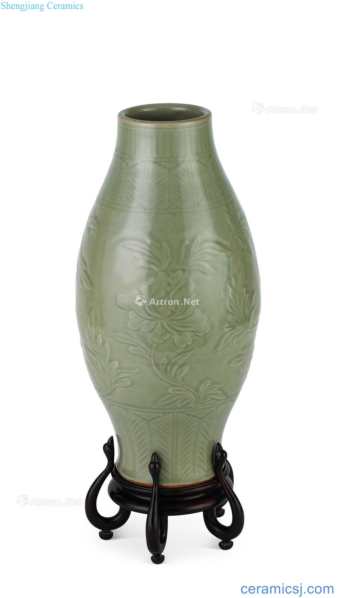 Ming Longquan celadon celadon scratching olive bottle