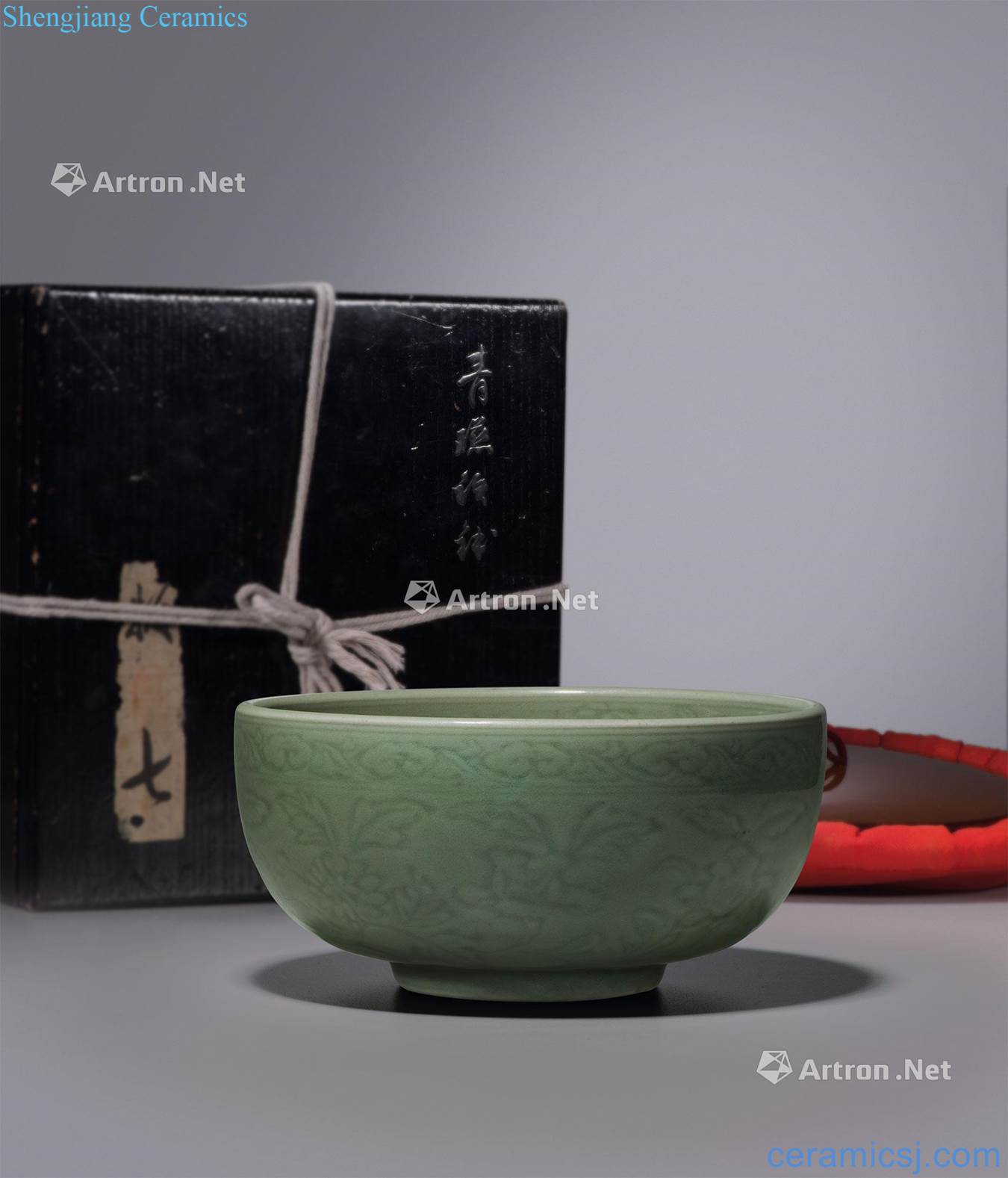 Ming Longquan celadon green glaze dark engraved fold branch flowers and grain pier big bowl