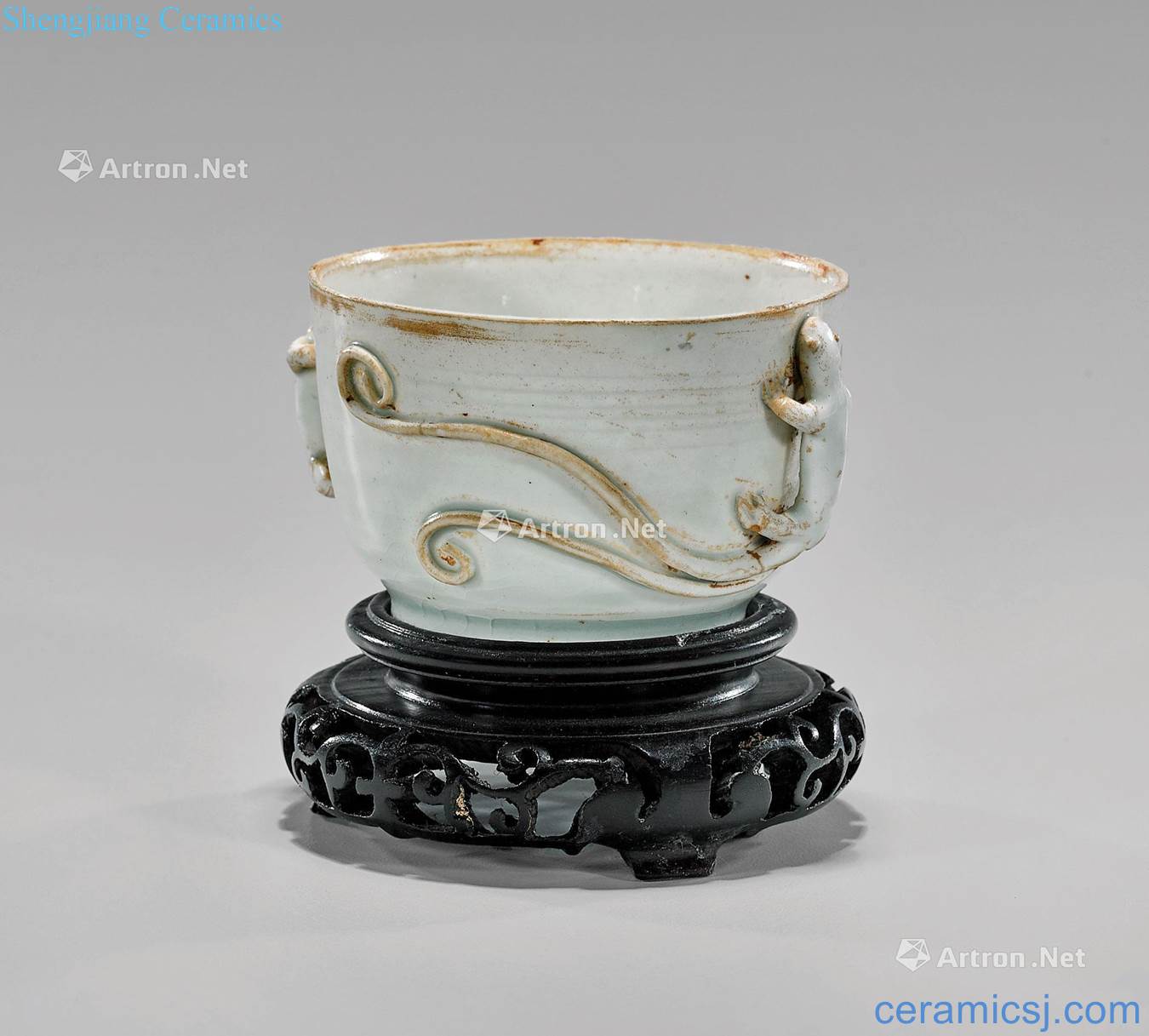 The song dynasty blue white glaze cup
