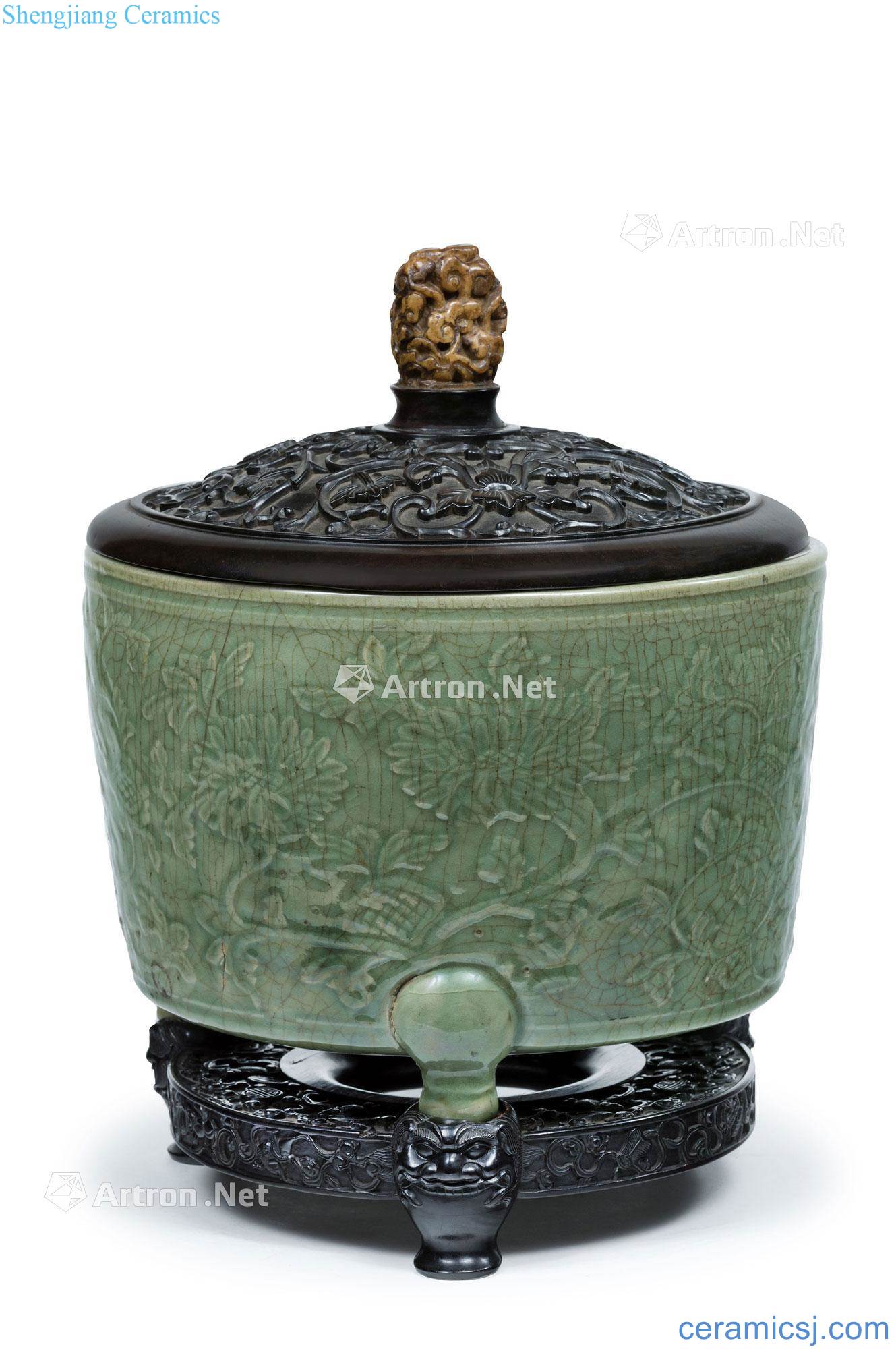 Ming Longquan green glazed carved flowers around branches grain bottles type furnace