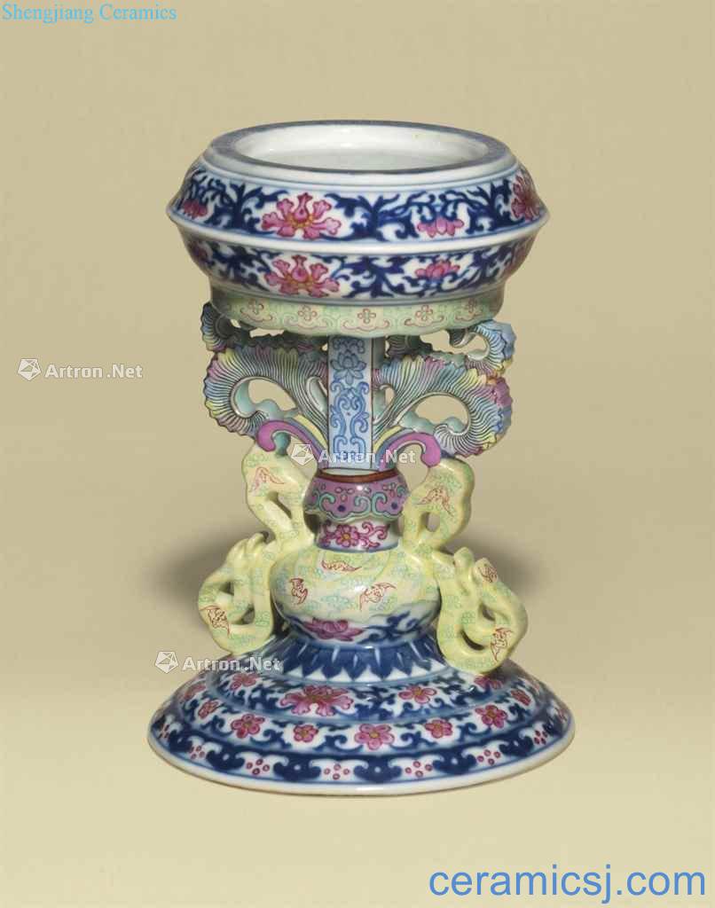 QIANLONG SIX - CHARACTER SEAL MARK IN UNDERGLAZE BLUE AND OF THE PERIOD (1736-1795), A BLUE AND WHITE FAMILLE ROSE BUDDHIST EMBLEM ALTAR ORNAMENT STAND