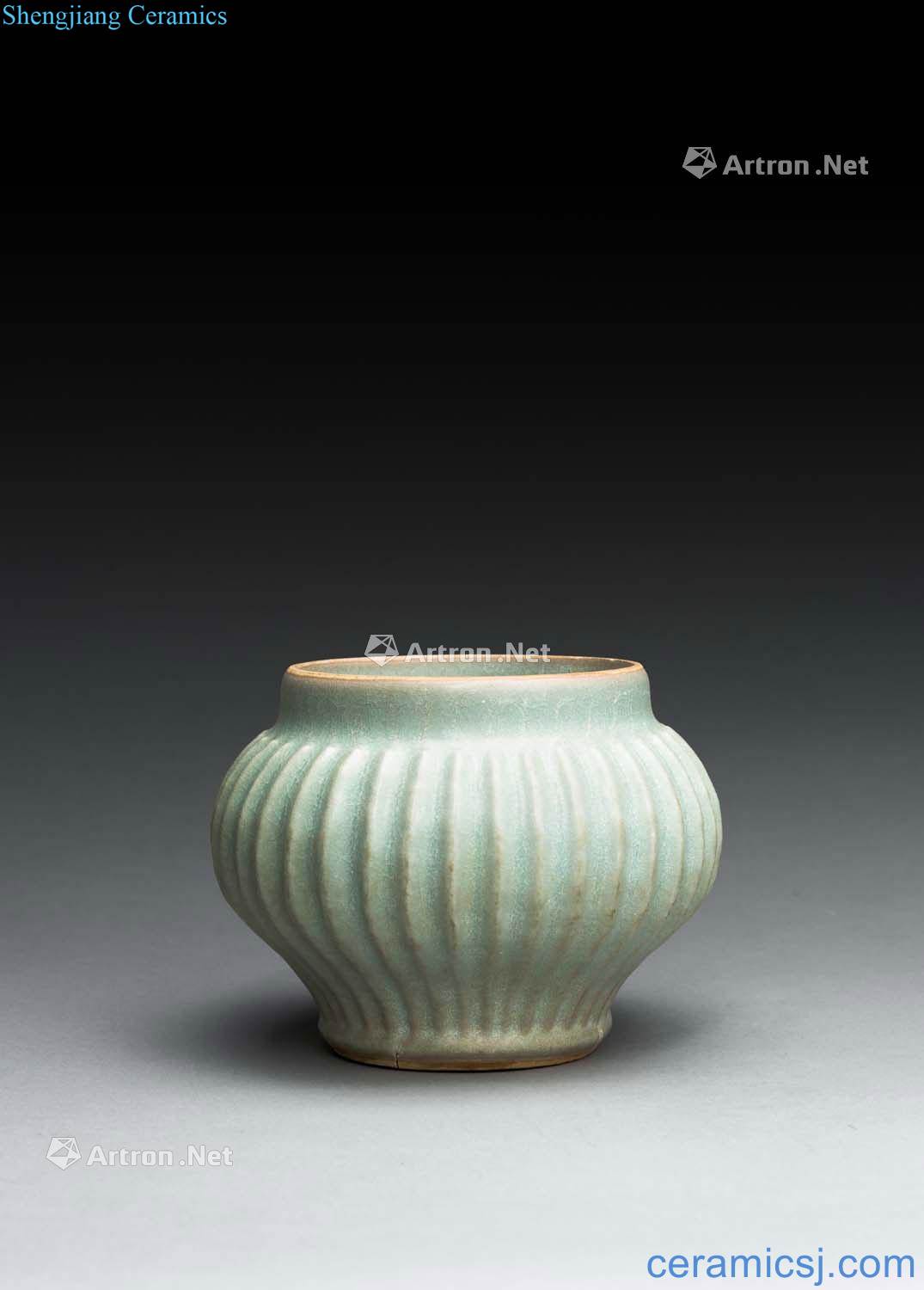 The southern song dynasty in the thirteenth century Longquan green glazed pot