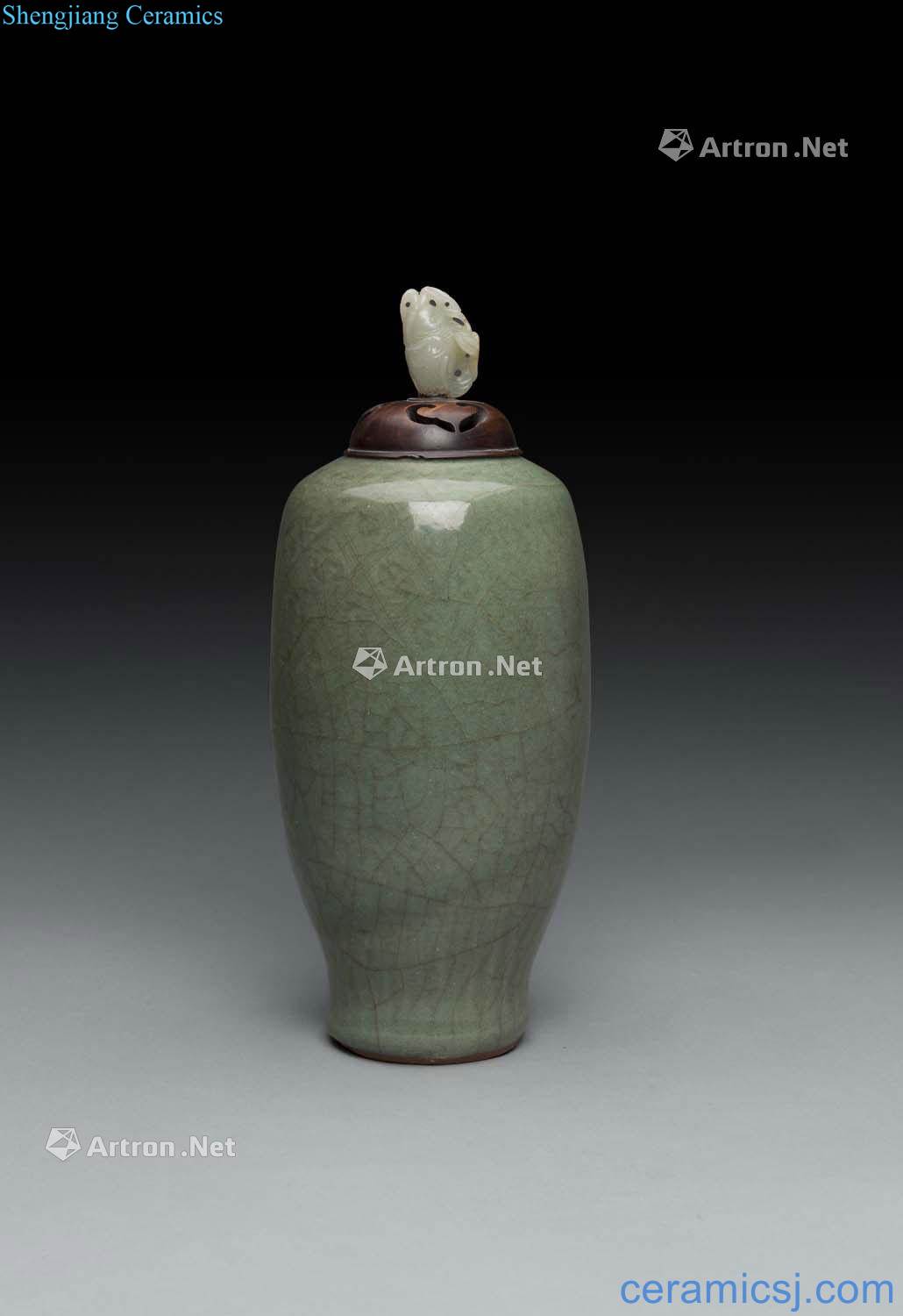 In the Ming dynasty of the 15th century Longquan bottle