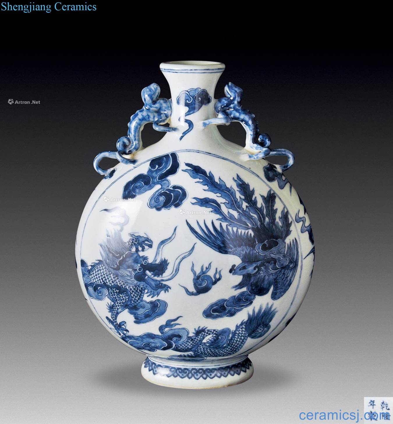 Blue and white double qing qianlong adressed ear longfeng pattern on bottle